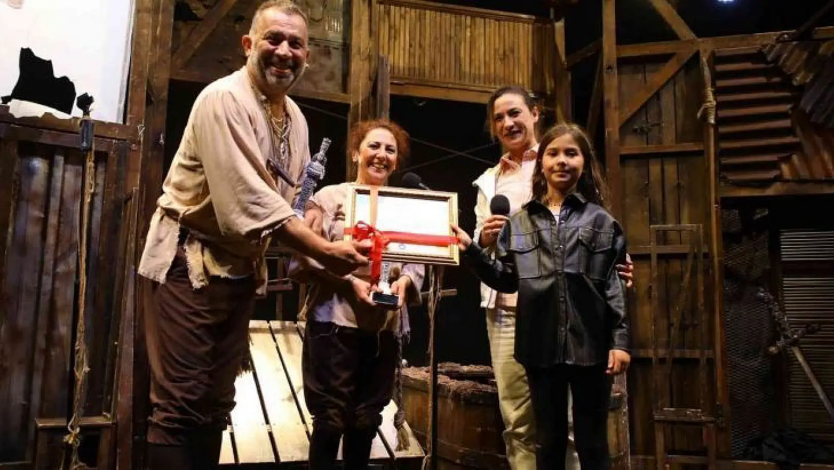 Pamucak sahilinde ilk tiyatro oyunu:  'Bir Baba Hamlet'