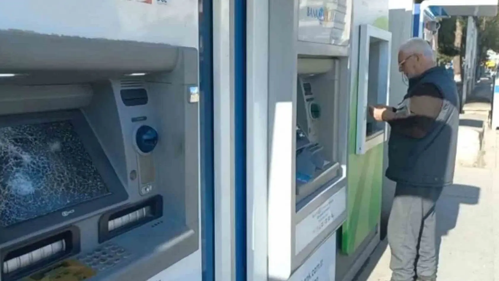 Parke taşıyla banka ATM'lerini tahrip etti
