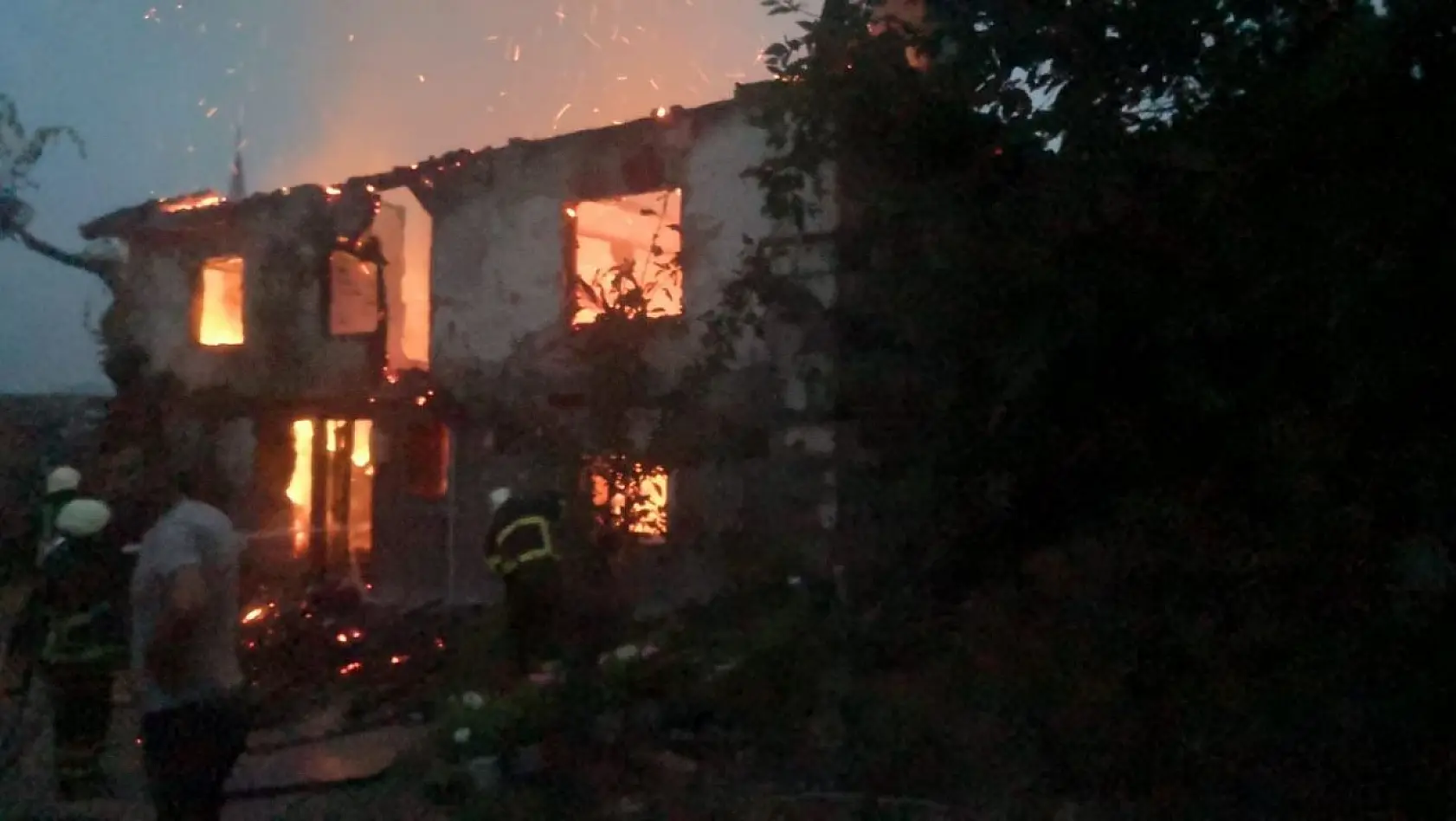 Paşaçayı köyünde 2 katlı ev yandı