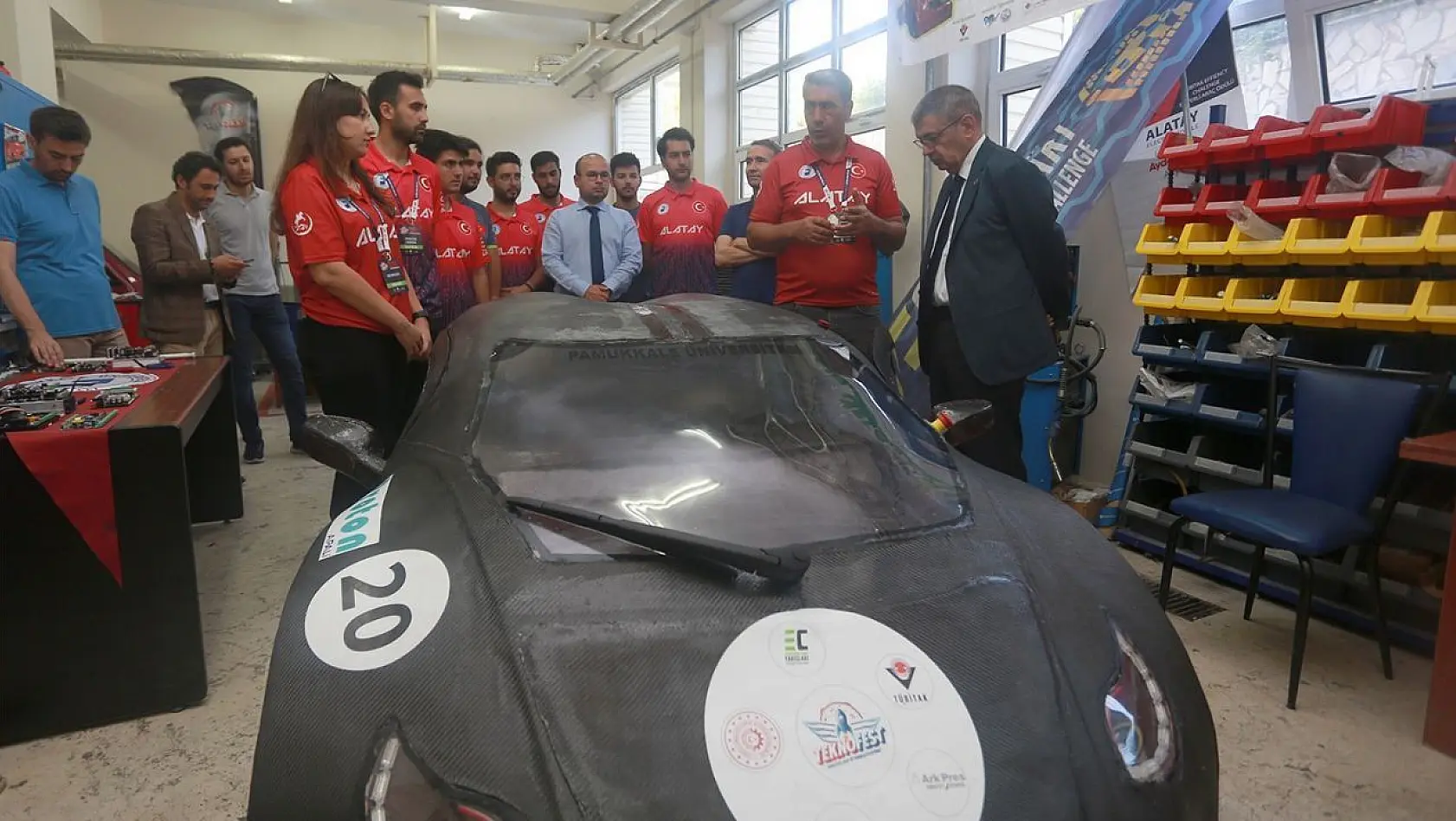 PAÜ'nün 'Alatay'ı elektrikli araç yarışlarından iki ödülle döndü