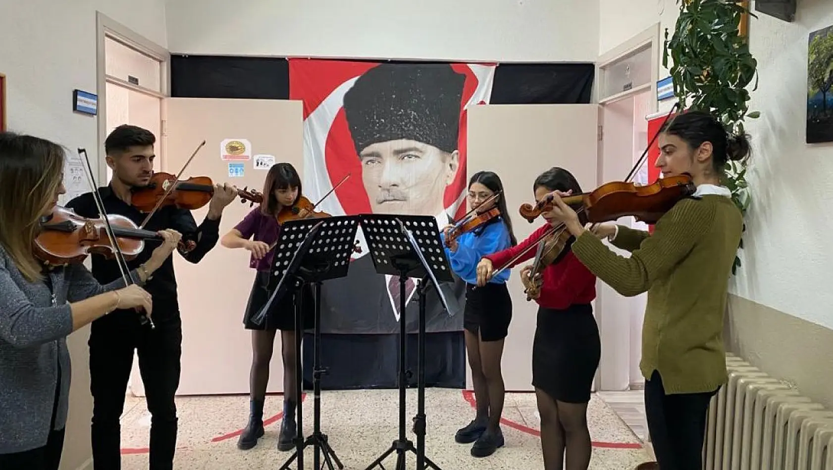 PAÜ ortaokul öğrencilerine oda müziği konseri gerçekleştirdi