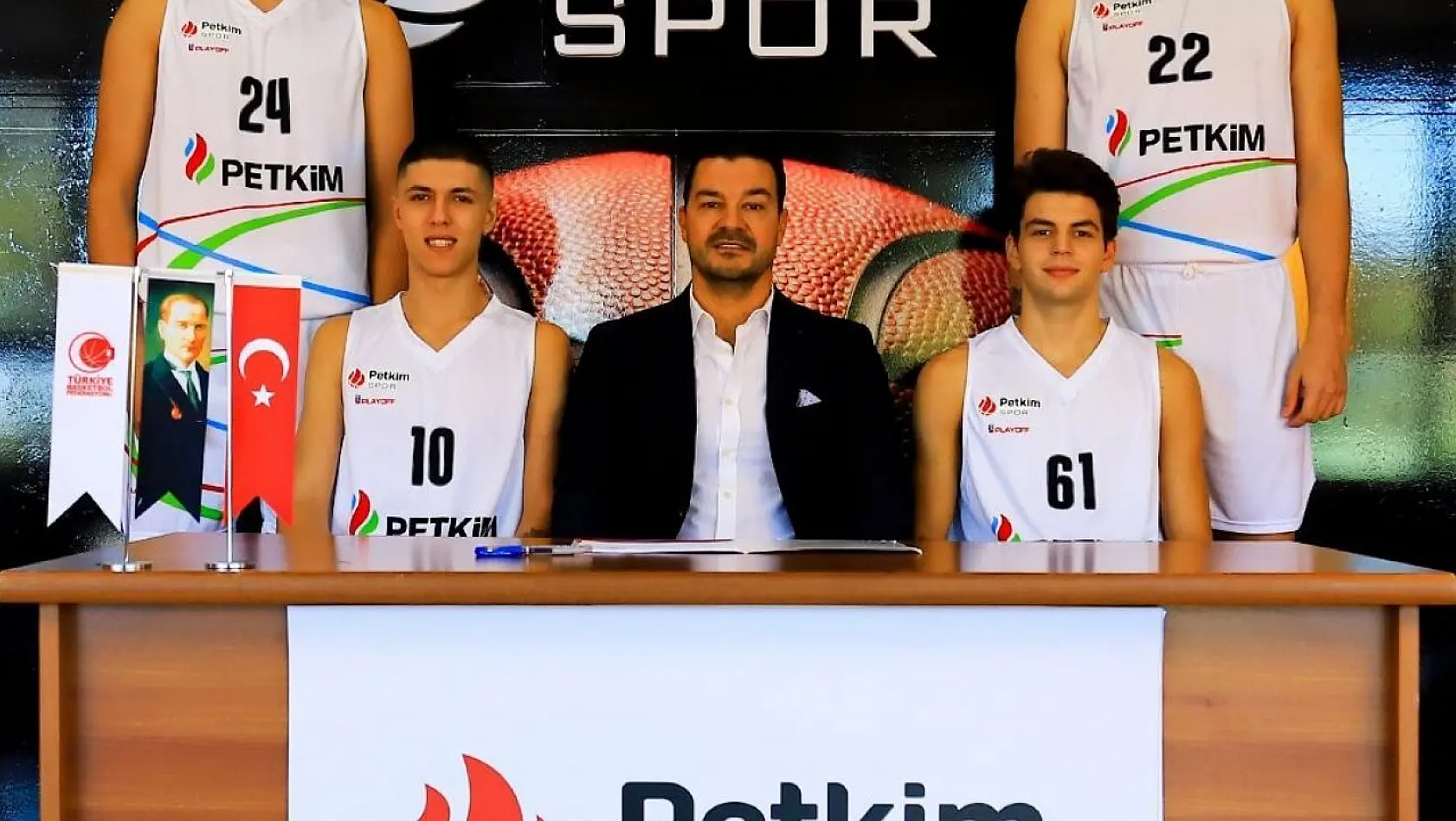 Petkimspor'da 4 genç profesyonel oldu