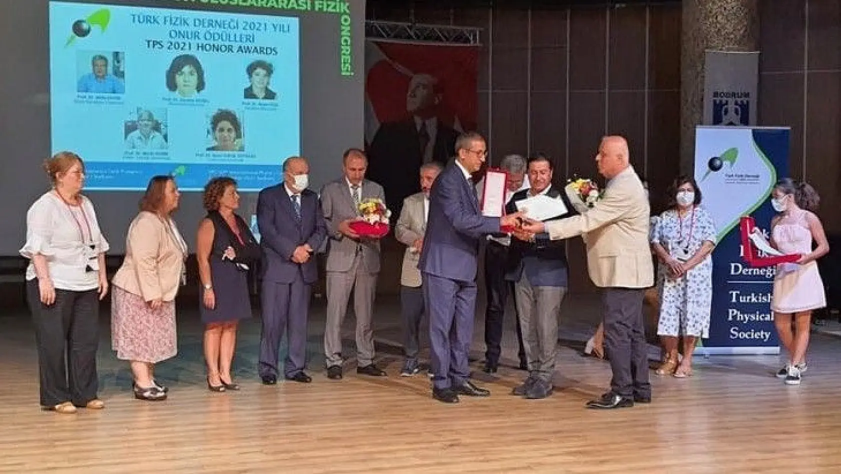 Prof. Dr. Rifat Çapan'a onur ödülü