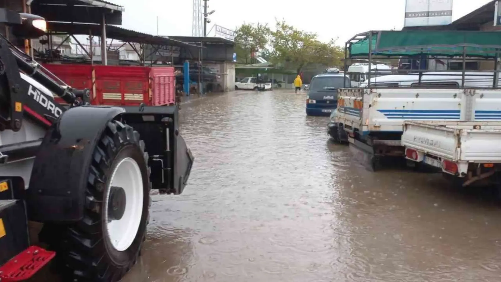 Sağanak yağış Ezine'de hayatı olumsuz etkiledi