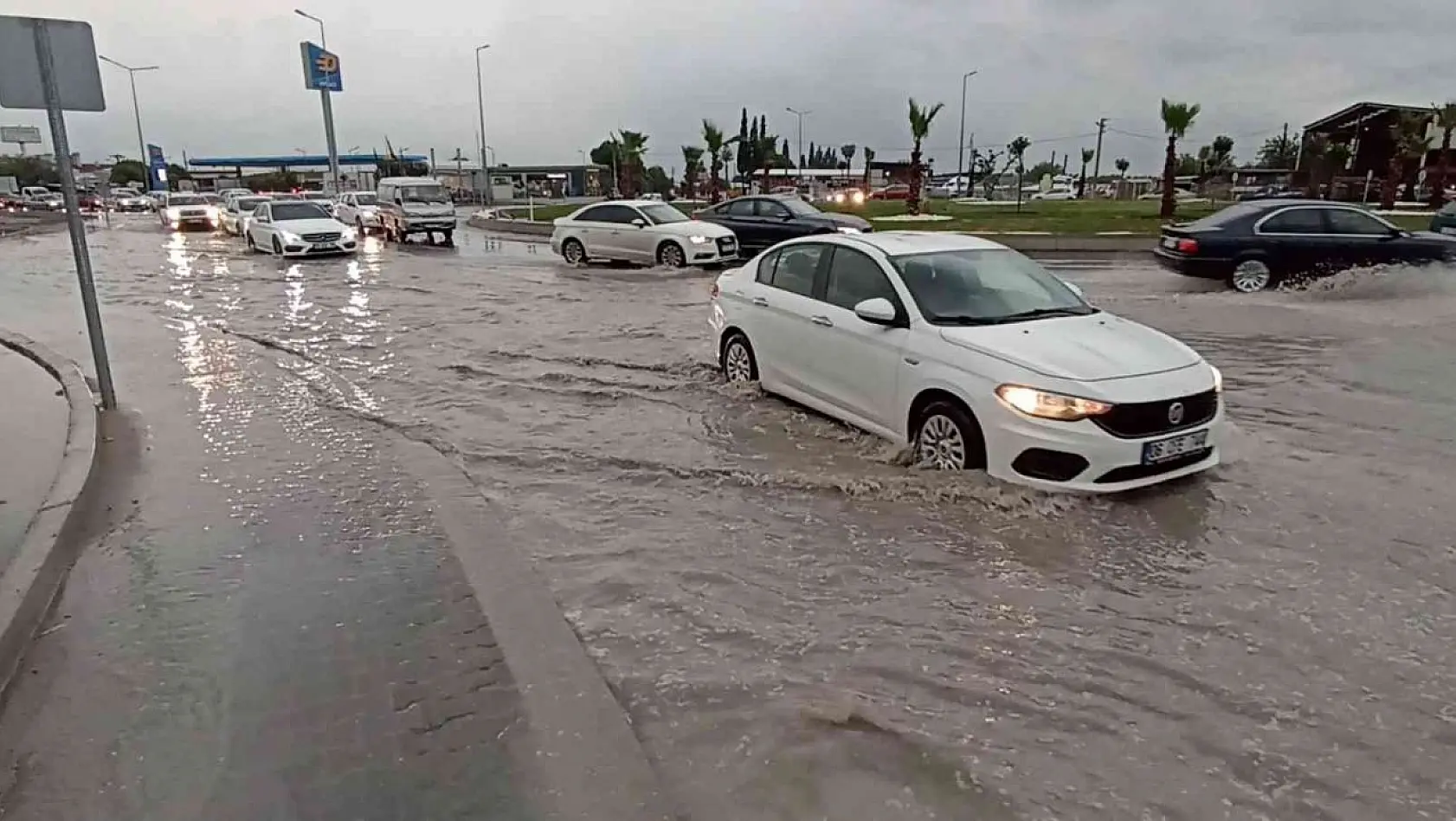 Sağanak yağış nedeniyle İzmir-Çanakkale karayolunda su baskınları yaşandı