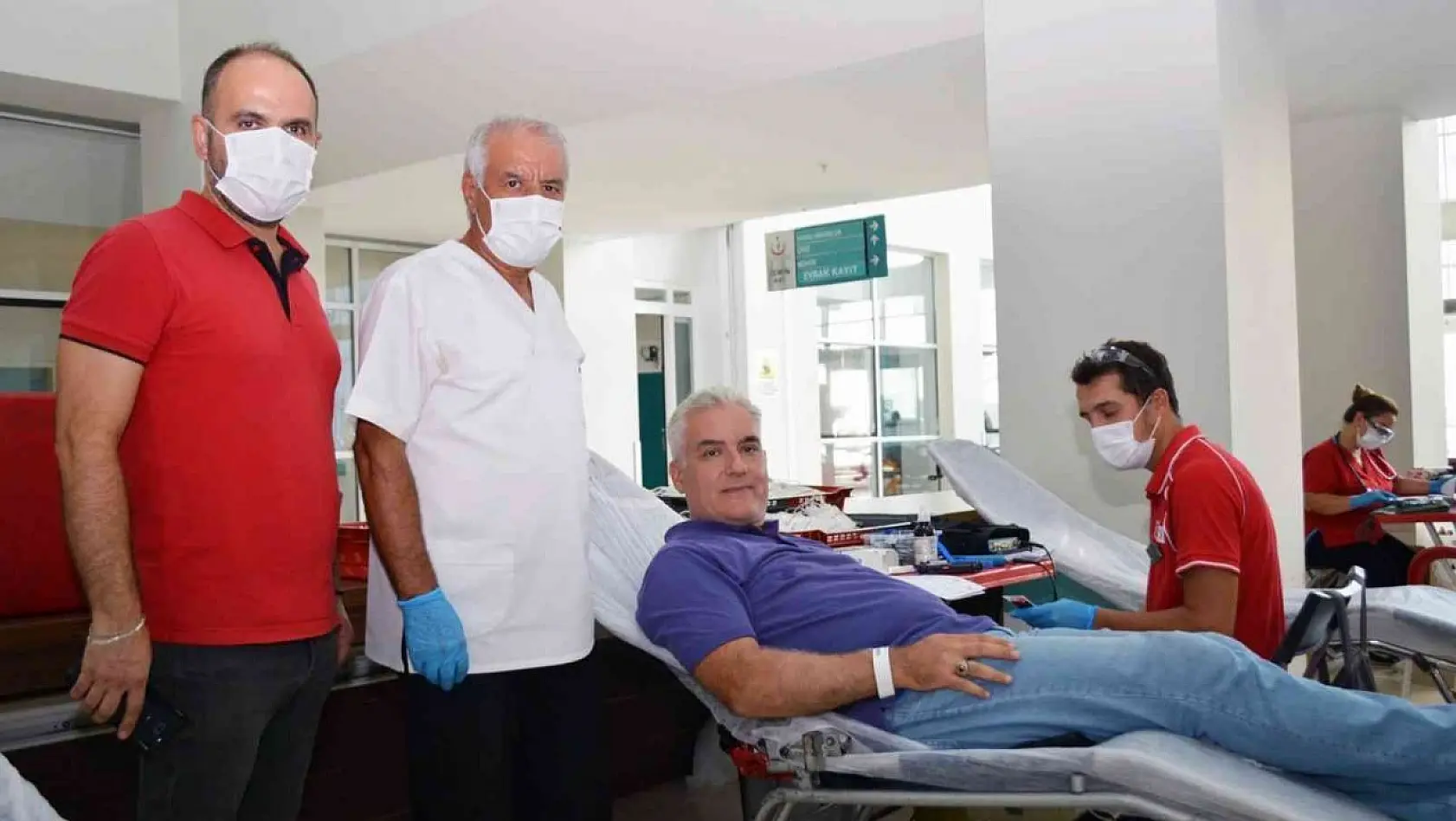 Sağlıkçılardan kan bağışı