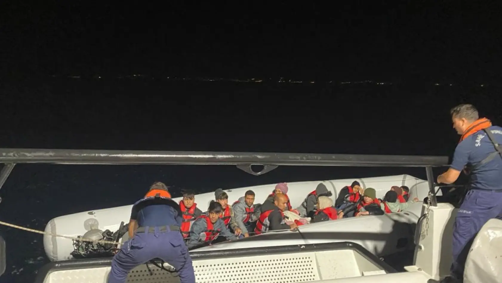 Sahil Güvenlik uçağının tespit ettiği 18 düzensiz göçmen Ayvalık açıklarında yakalandı