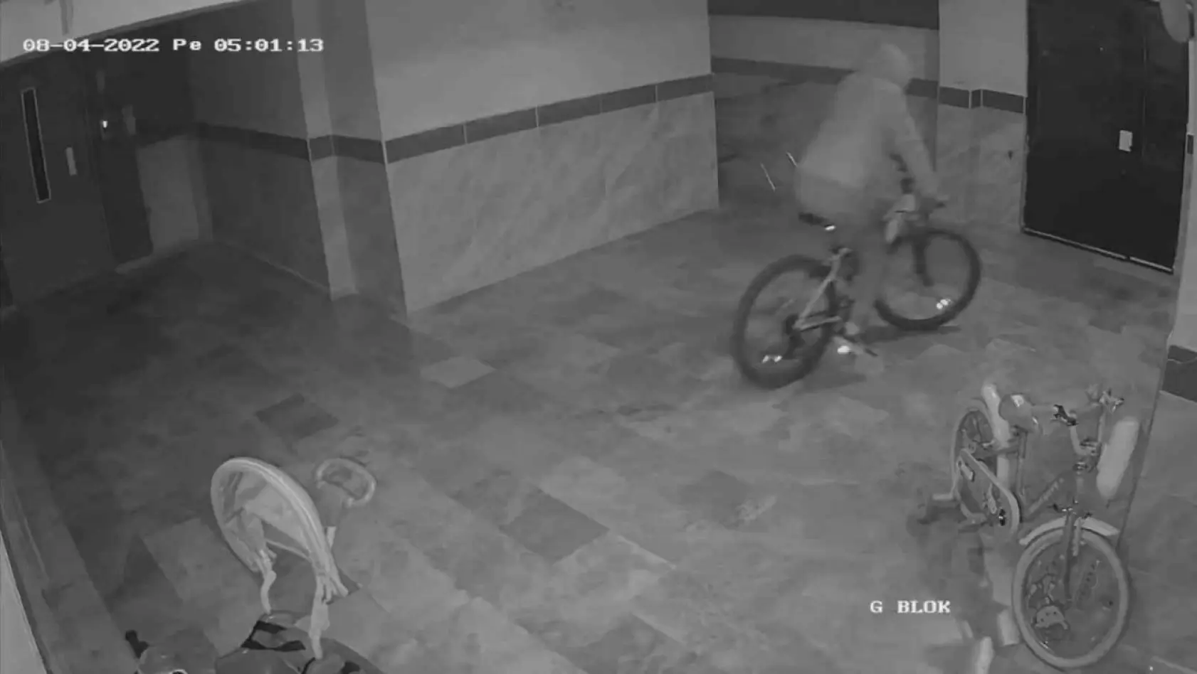 Sahte plakalı bisiklet hırsızı 'pes' dedirtti