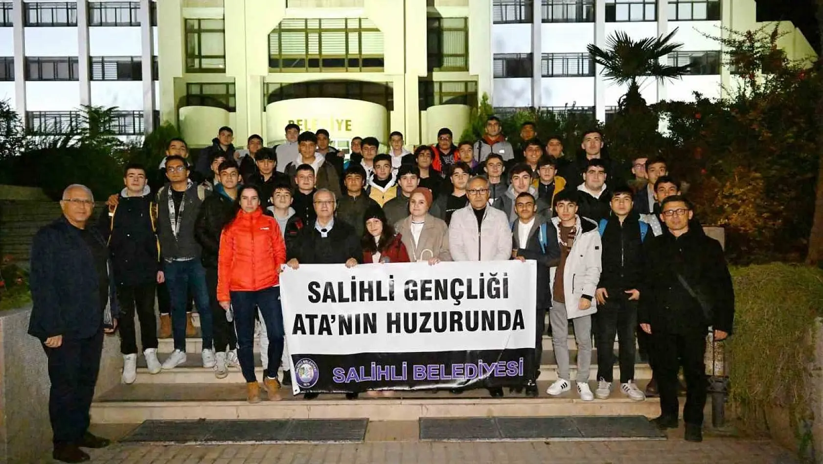 Salihli'de liseli gençler Ankara'ya uğurlandı
