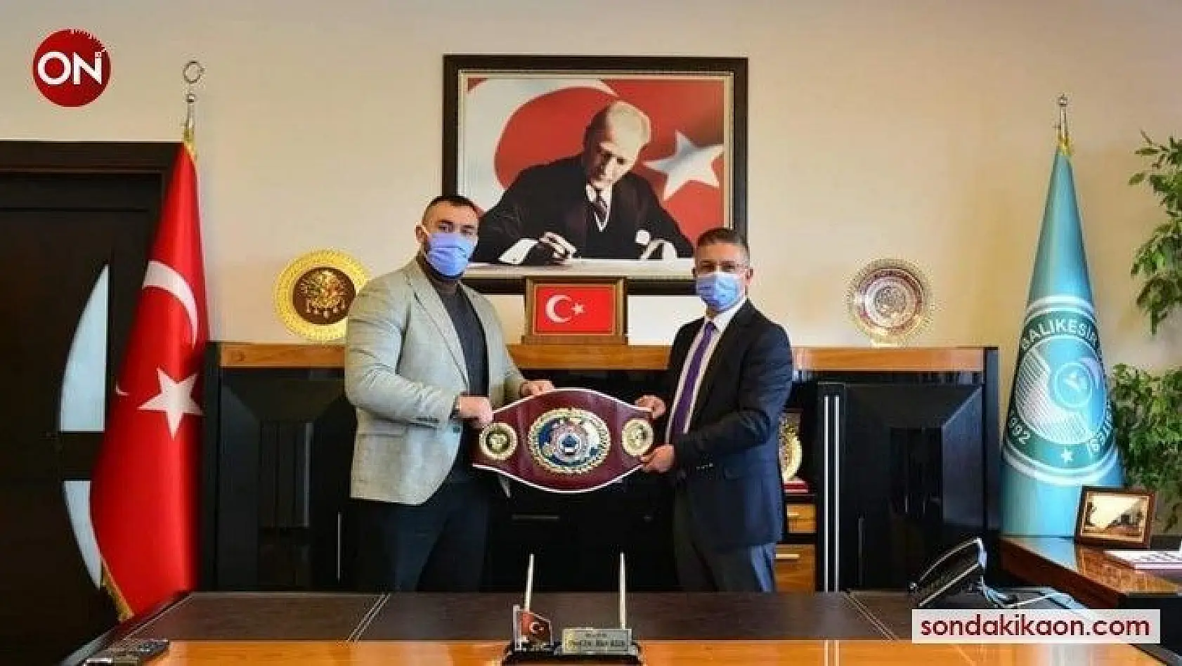 Şampiyon Boksör Demirezen'den Rektör Kuş'a teşekkür ziyareti