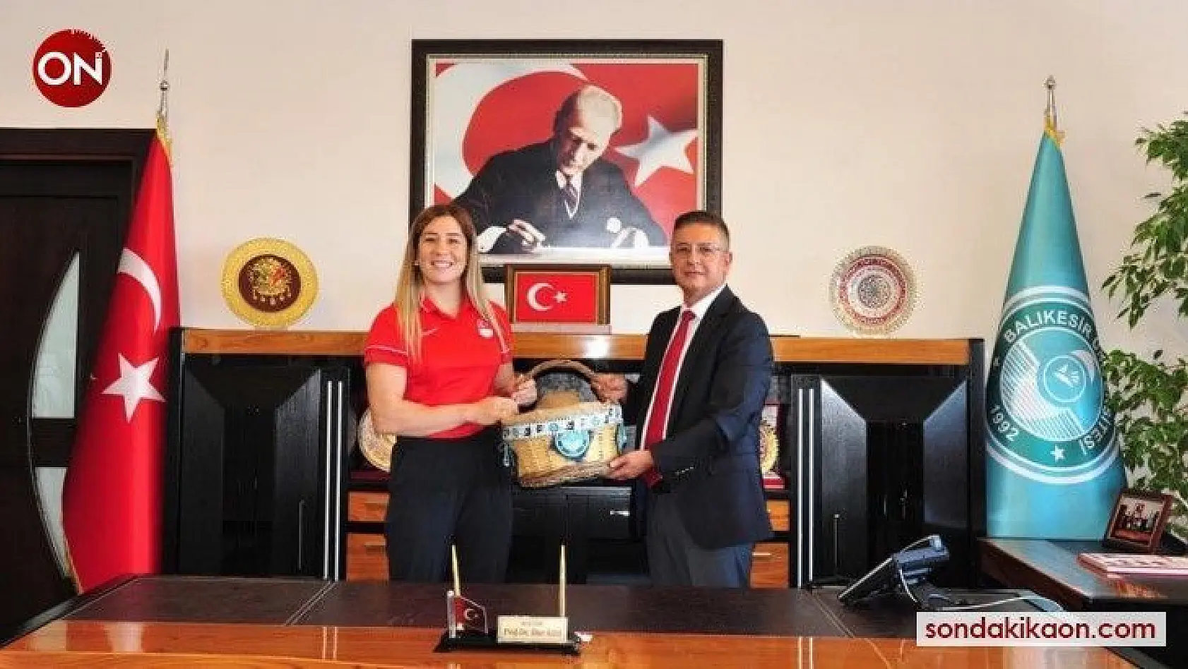 Şampiyon Güreşçi Yasemin Adar'dan Rektör Prof. Dr. İlter Kuş'a ziyaret