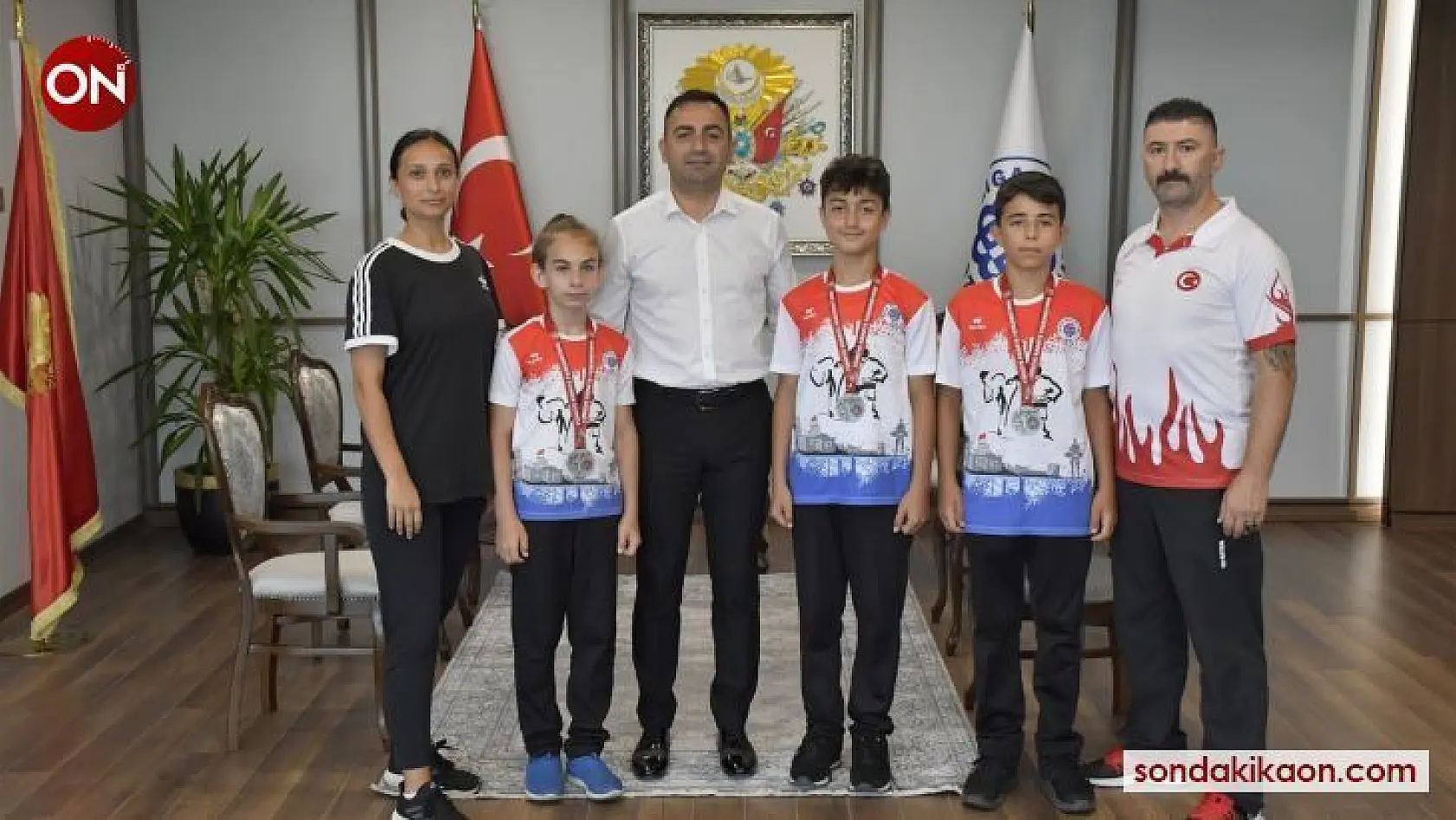 Şampiyon karateciler mutluluğunu Başkan Erdoğan'la paylaştı