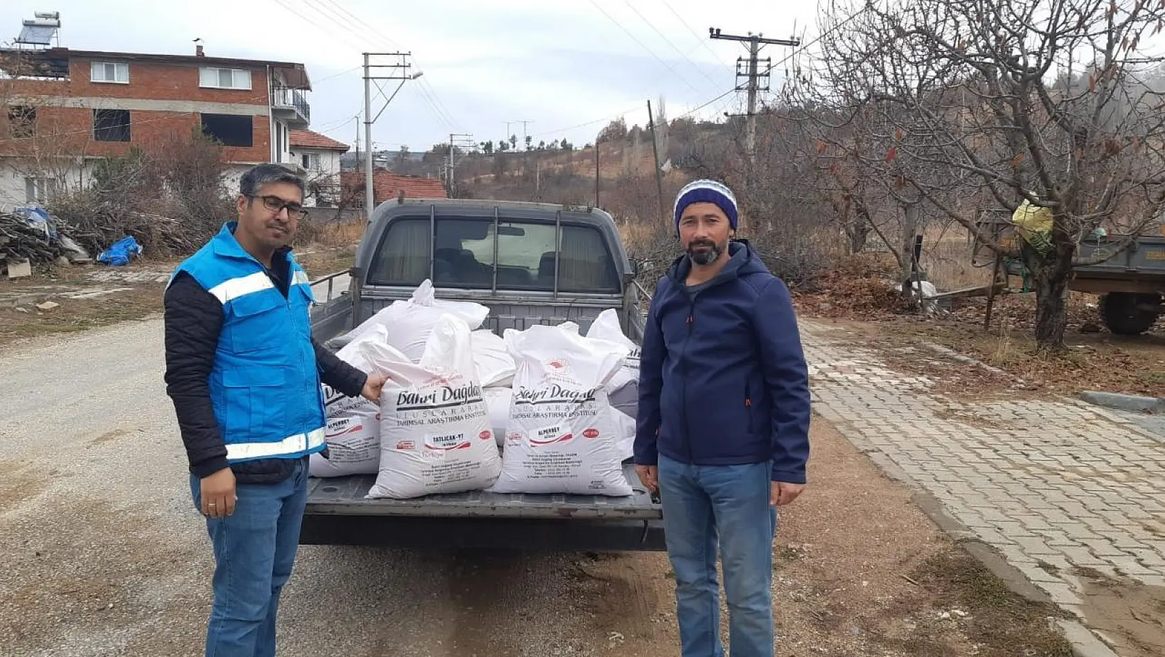 Şaphane'de çiftçilere bedelsiz 300 kilo sertifikalı tohum dağıtıldı