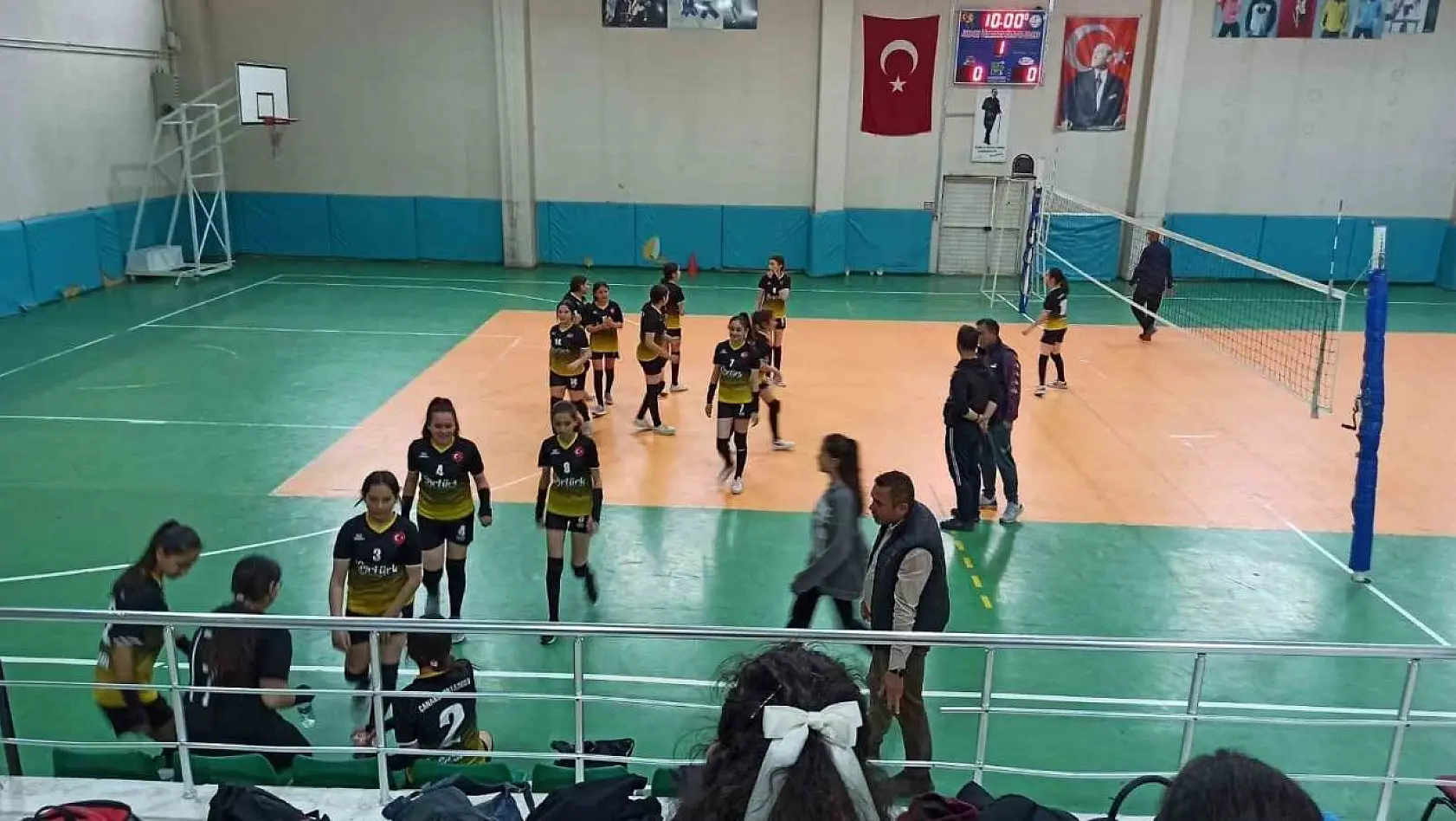 Sarıgöl'de kızlar arası voleybol turnuvası başladı