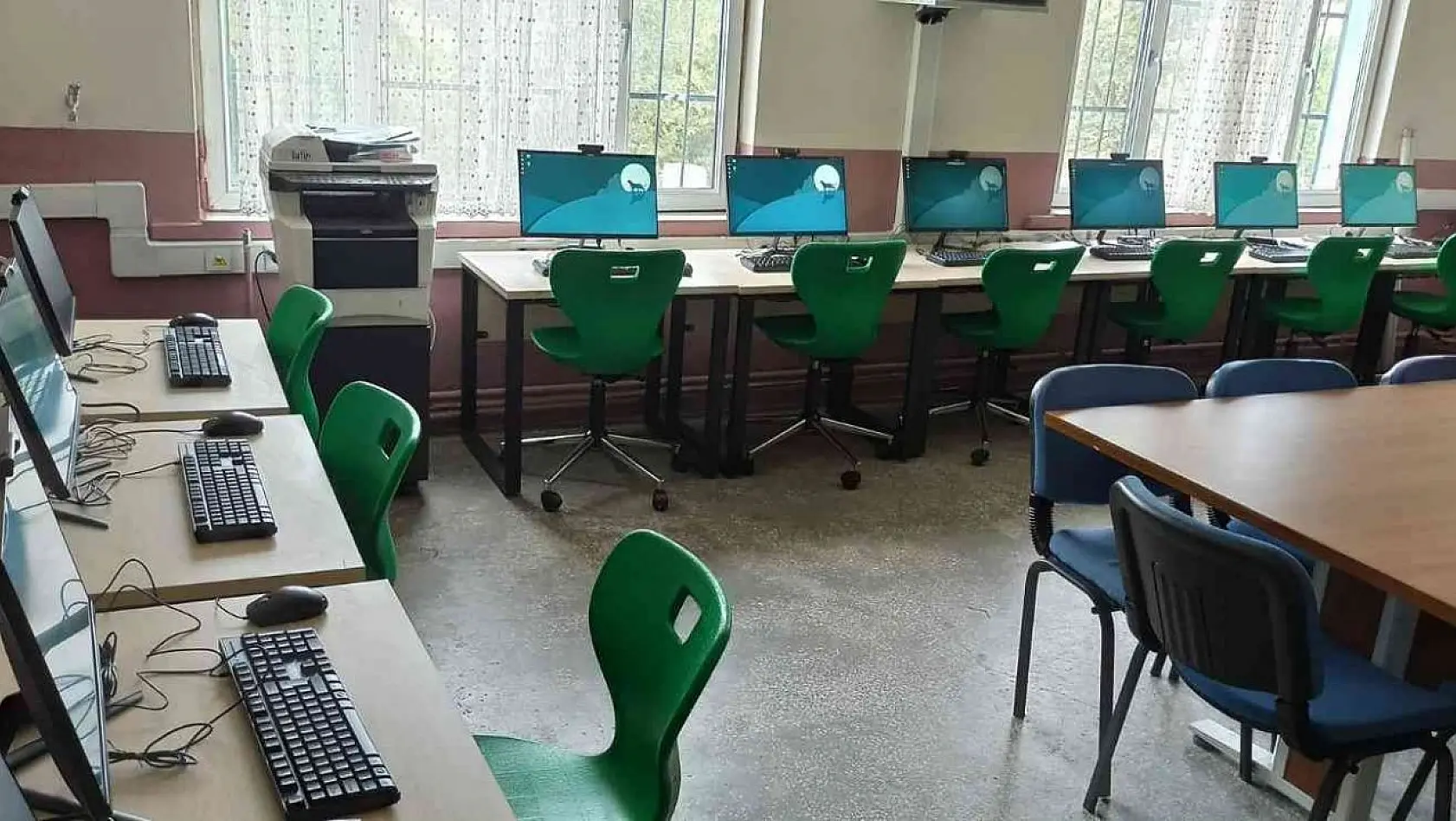 Sarıgöl Dindarlı Ahmet Yoldaş Ortaokulu bilgisayar sınıfına kavuştu