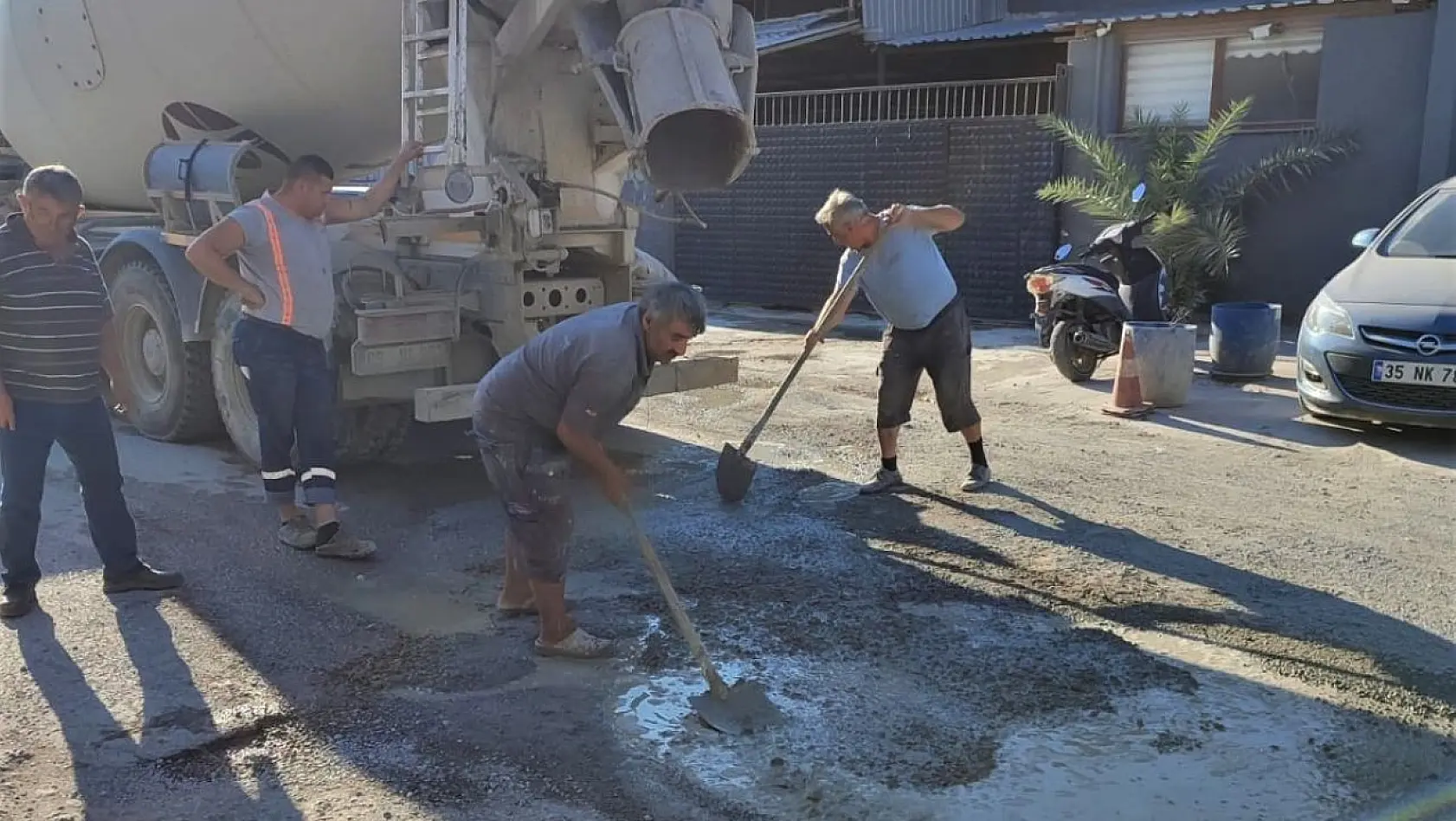Seferihisar'da esnaf, belediyenin kapatmadığı çukurları betonla doldurdu