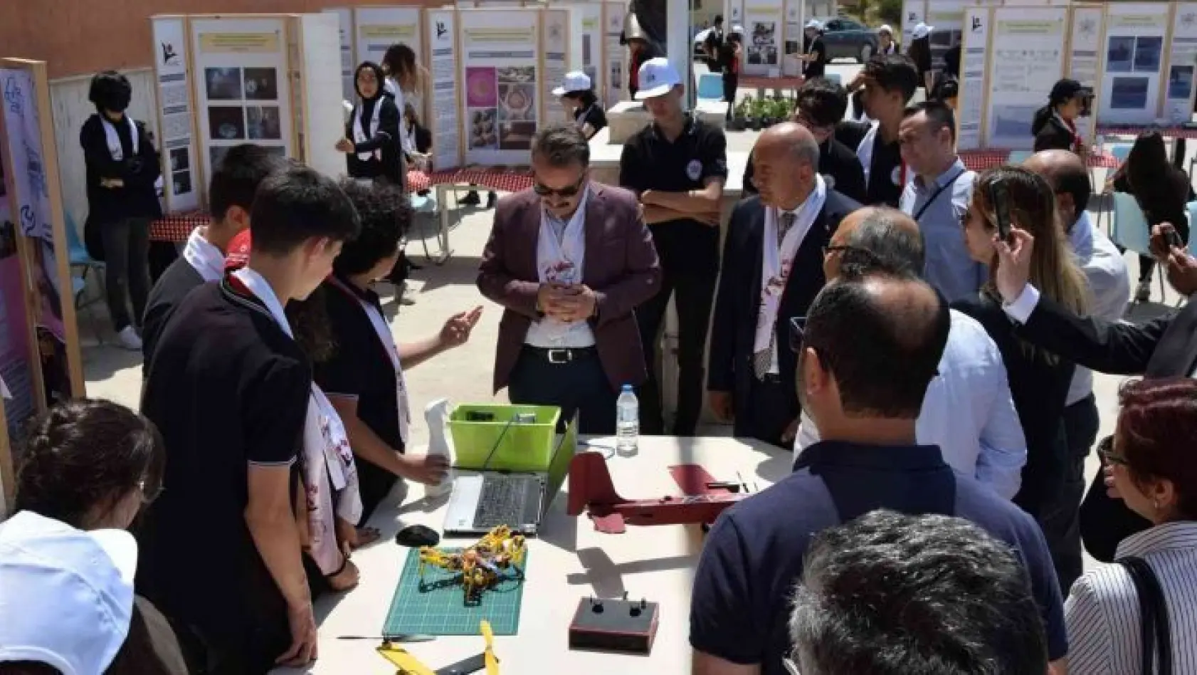 Şehit Mustafa Serin Fen Lisesi Bilim Fuarı açıldı