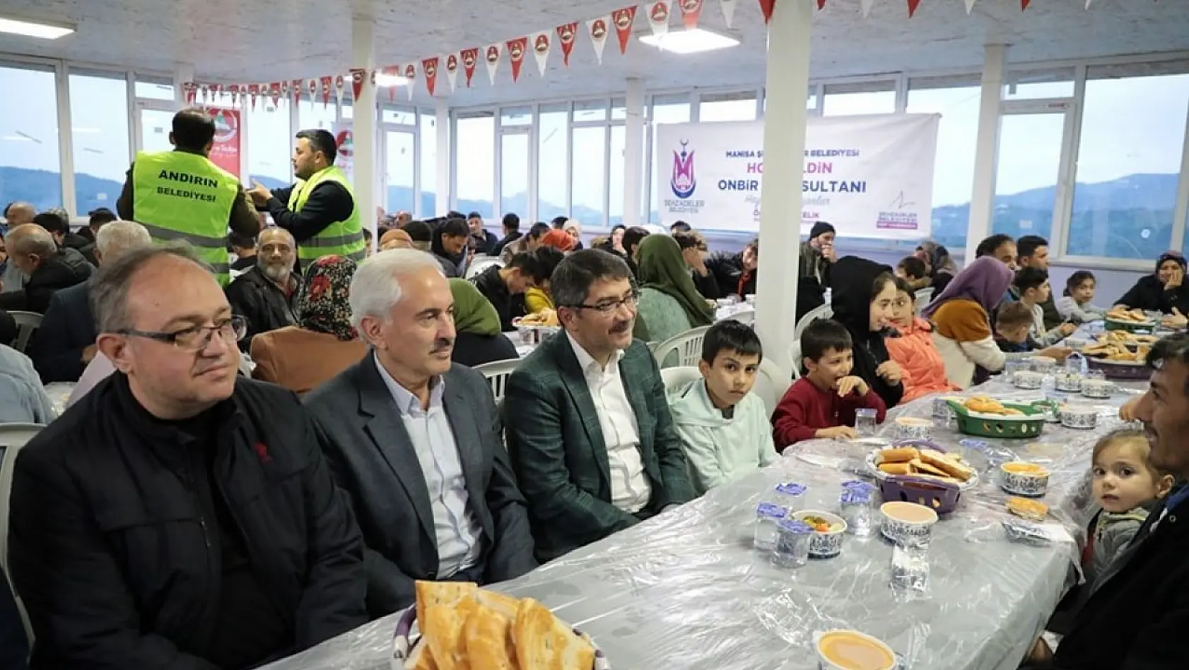 Şehzadeler Belediyesi Andırın'da bin kişilik iftar sofrası kurdu