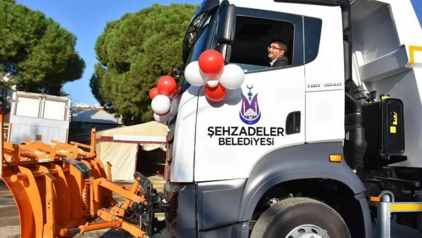 Şehzadeler Belediyesinin yeni araçları törenle tanıtıldı