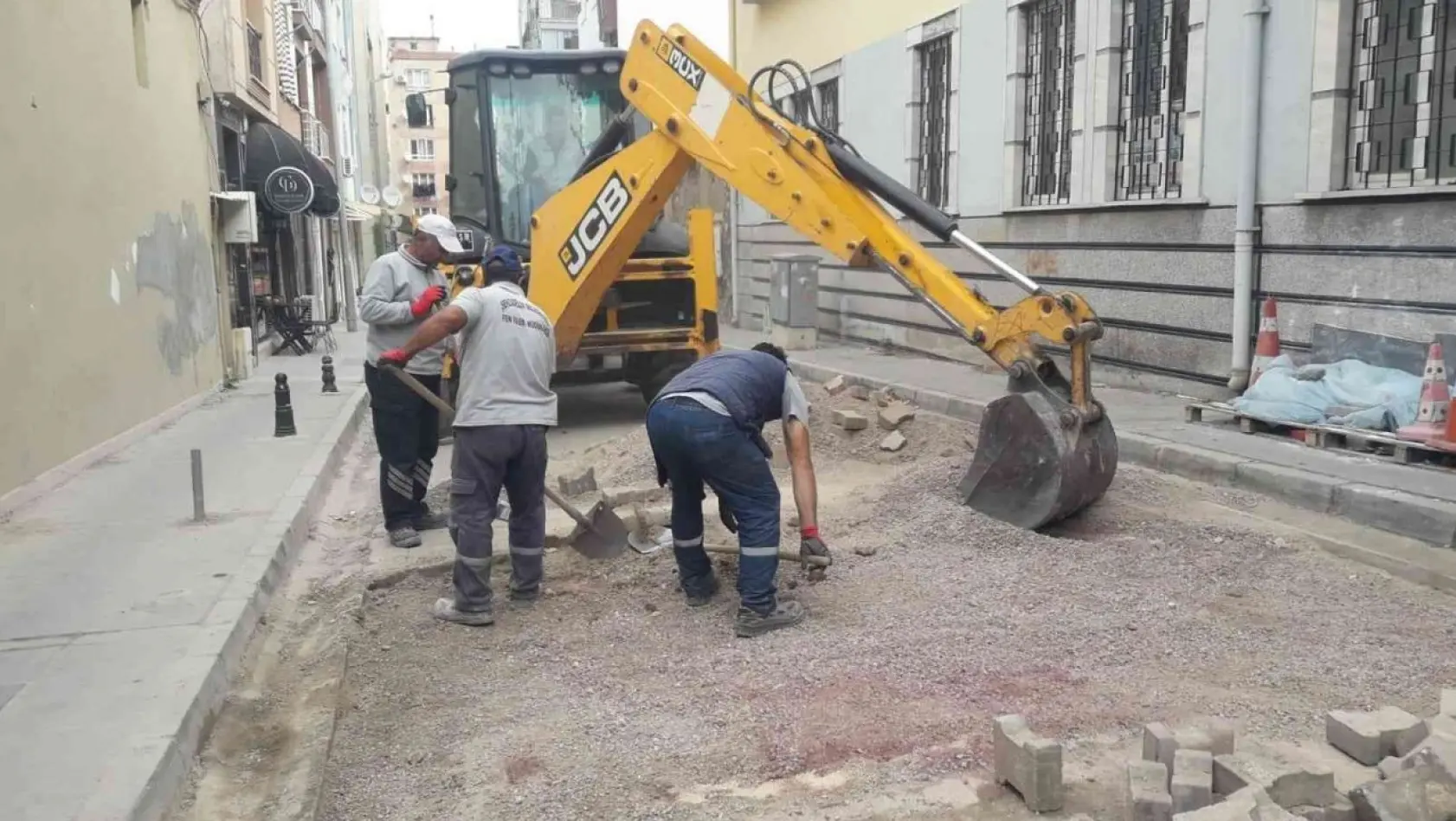 Şehzadeler'de yol onarım çalışmaları devam ediyor