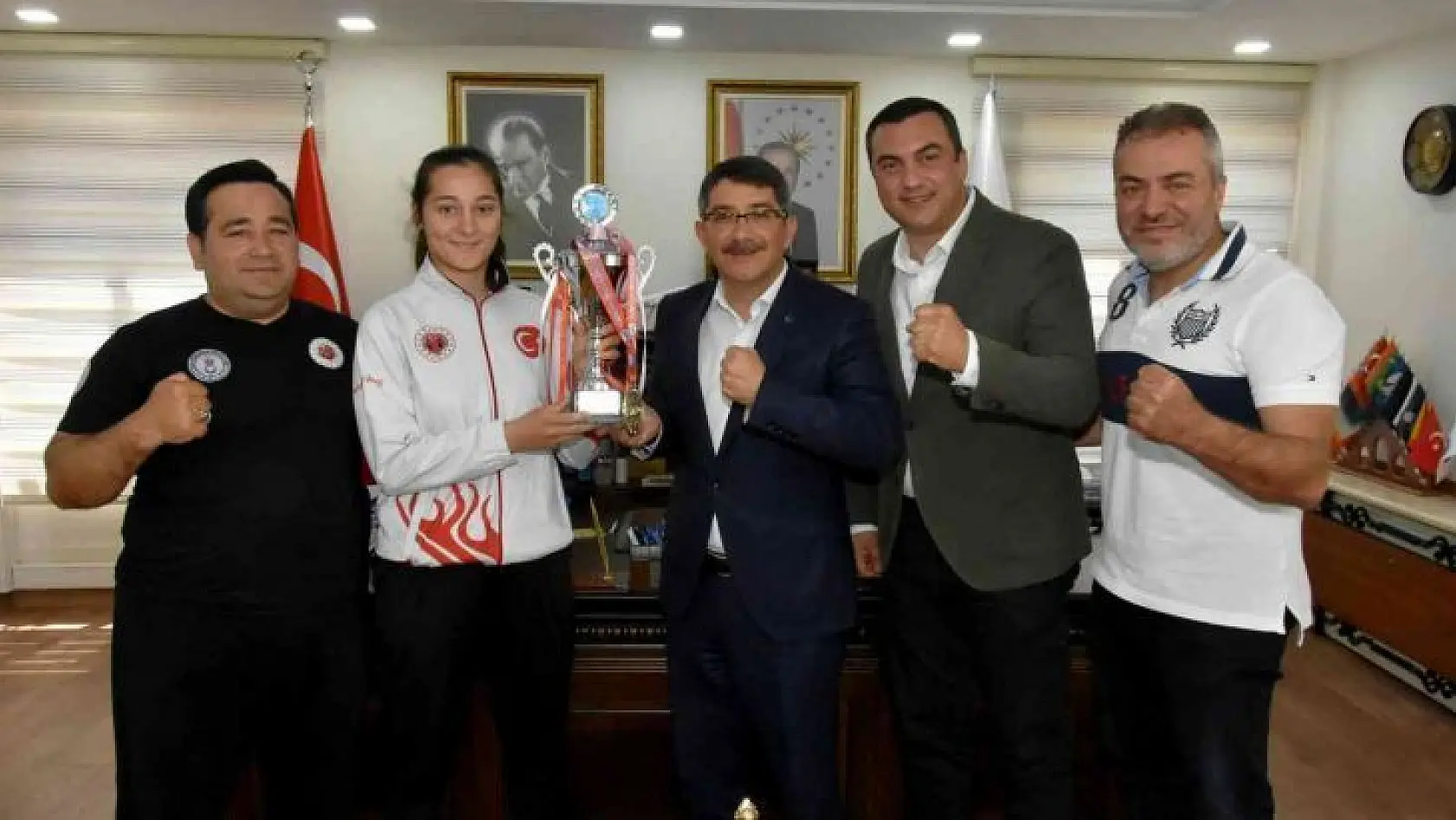 Şehzadeler'in şampiyonuna bir altın da Başkan Çelik'ten
