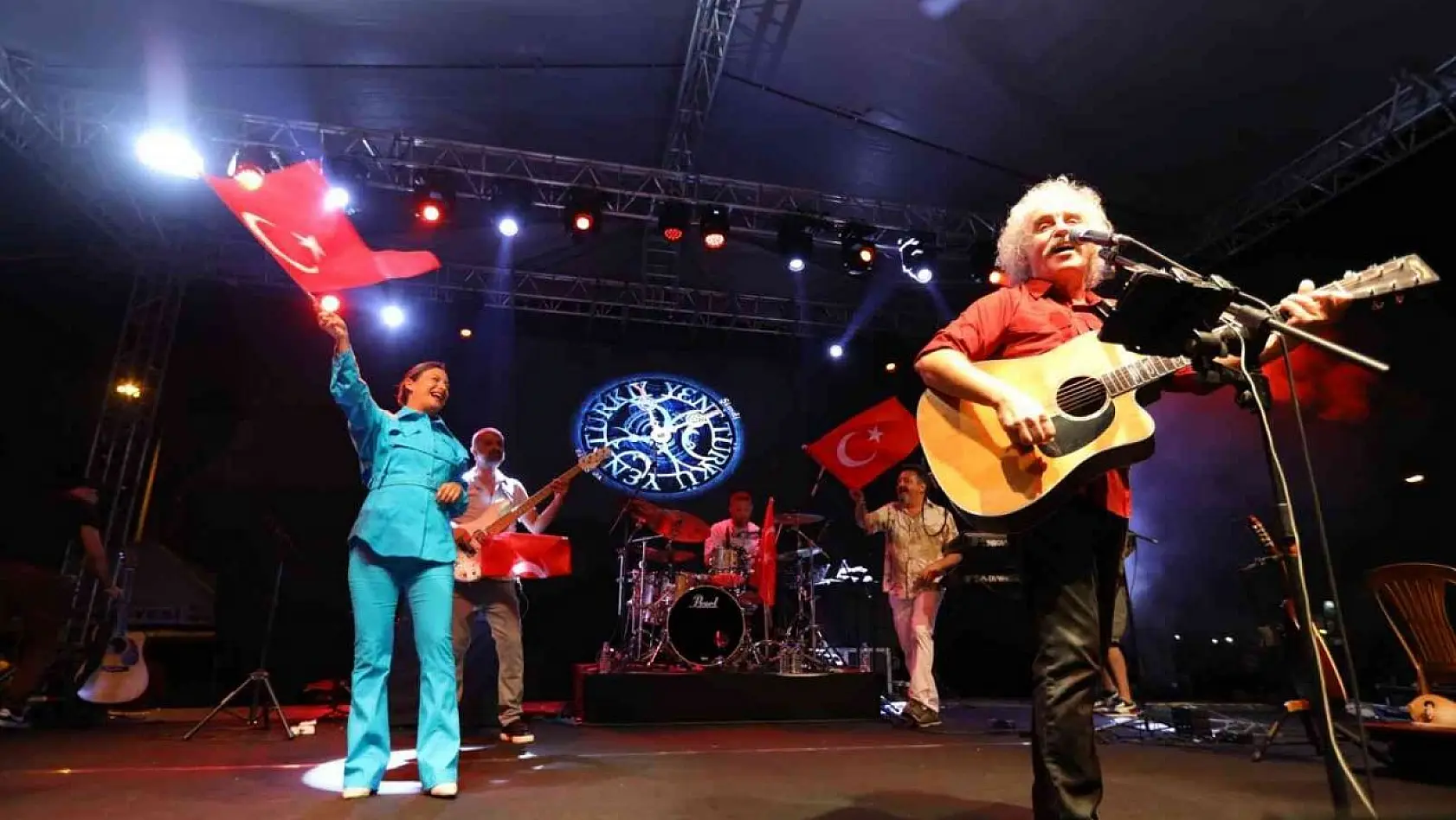 Selçuk'ta Yeni Türkü konseri ile kurtuluş coşkusu