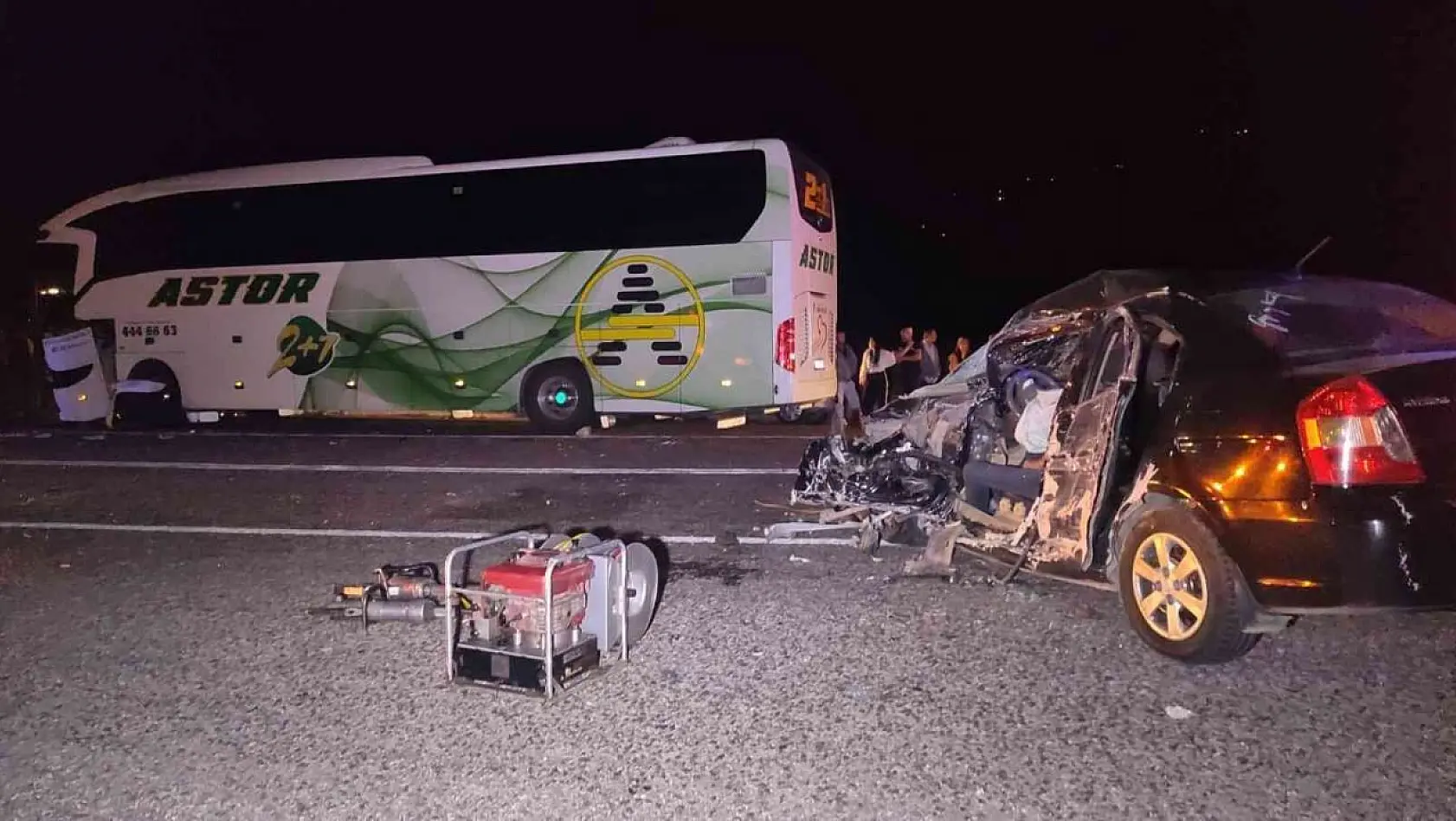 Seydikemer'de otobüsle otomobil çarpıştı: 1 ölü, 1 yaralı
