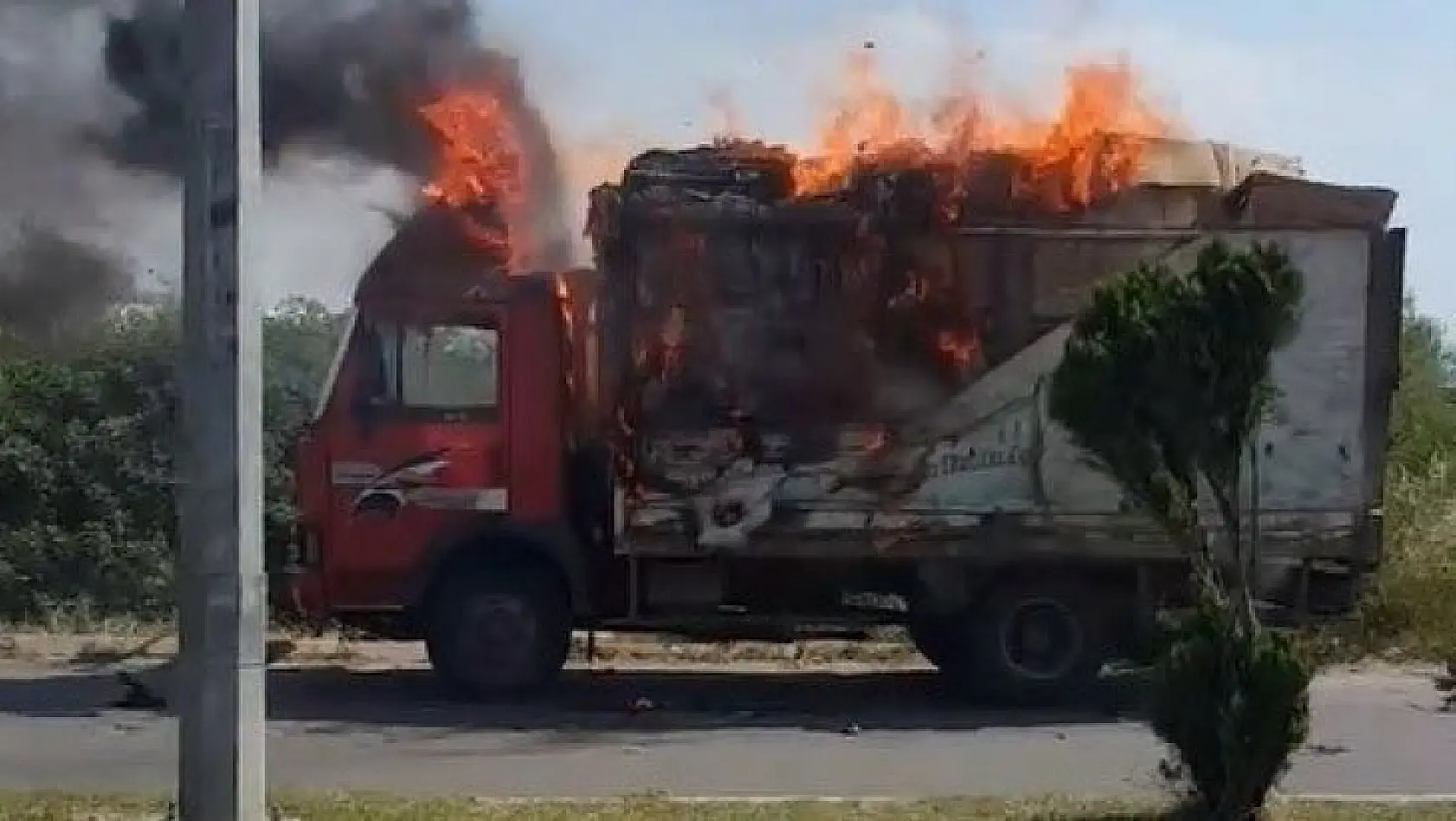 Seyir halindeki kamyonda çıkan yangın söndürüldü