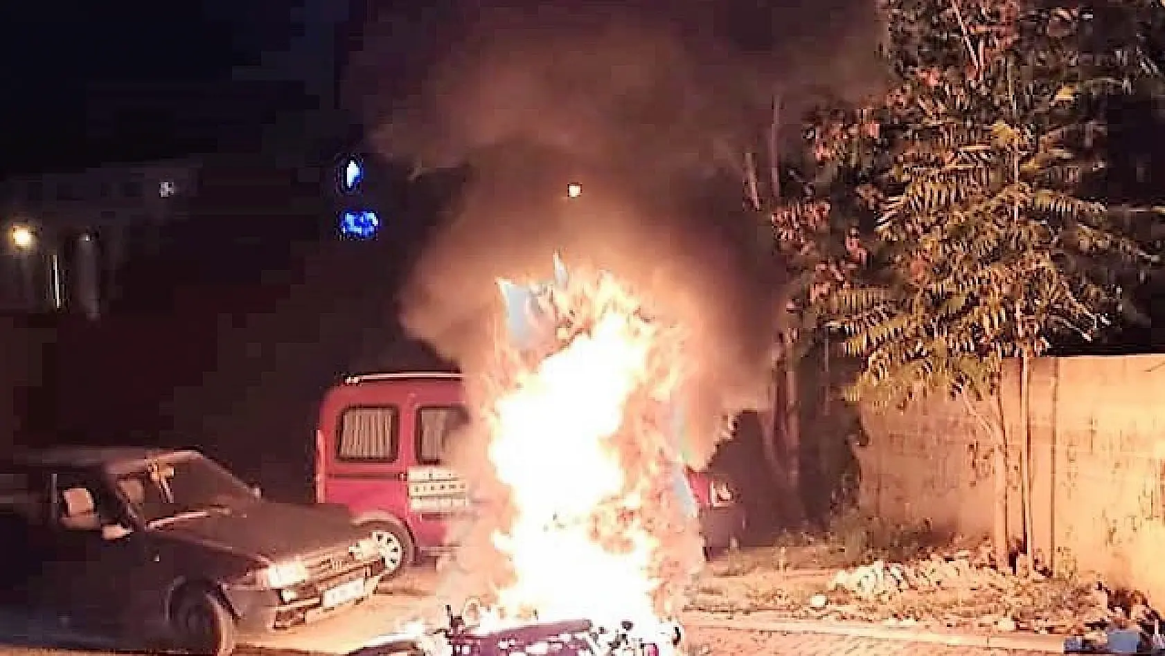 Seyir halindeki lüks motosiklet alev alev yandı