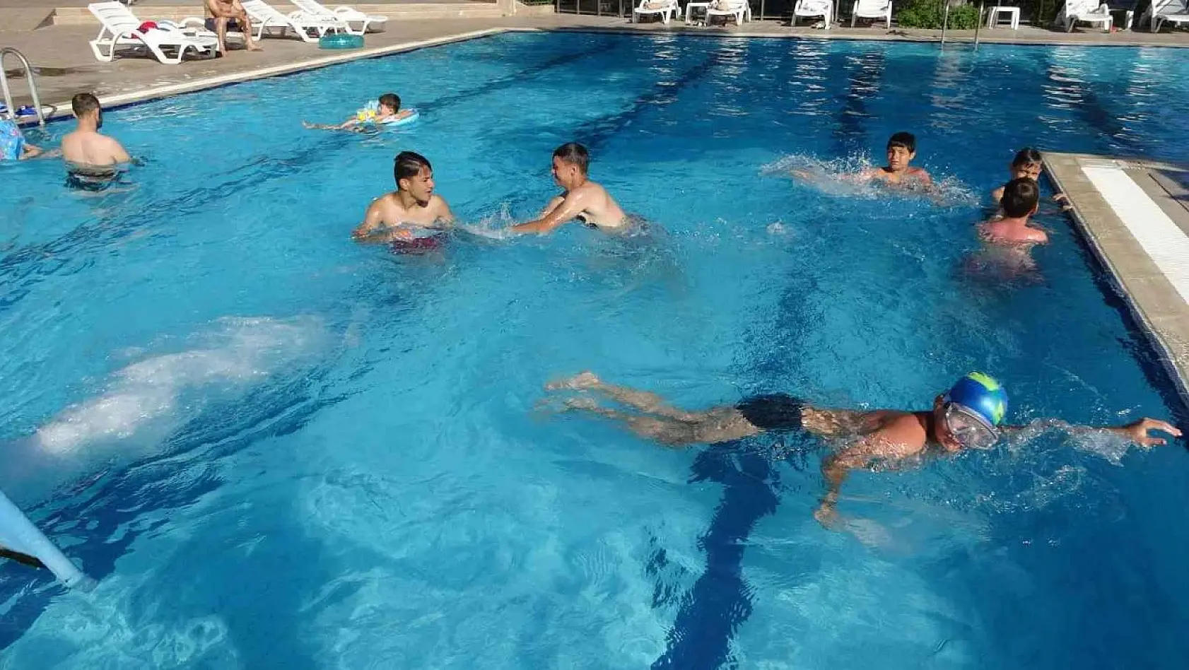 Sıcaktan bunalan vatandaşlar termal havuzlara koşuyor