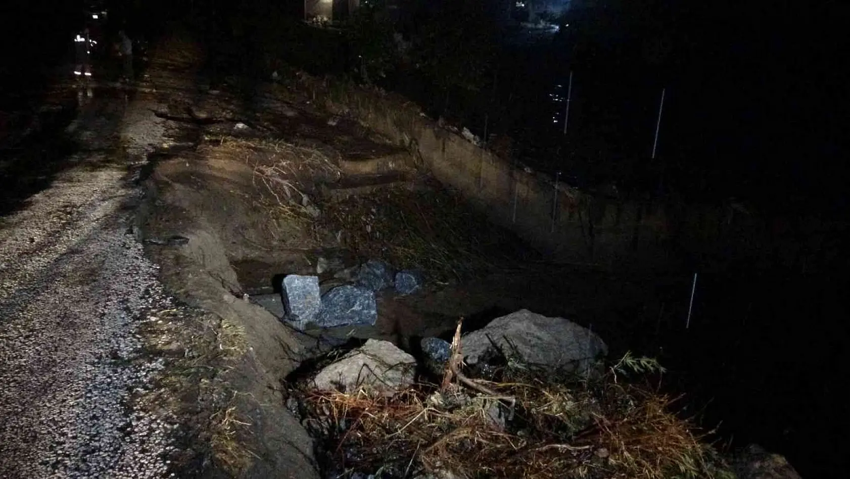 Şiddetli yağış sonrası Çanakkale'de köy yolu göçtü