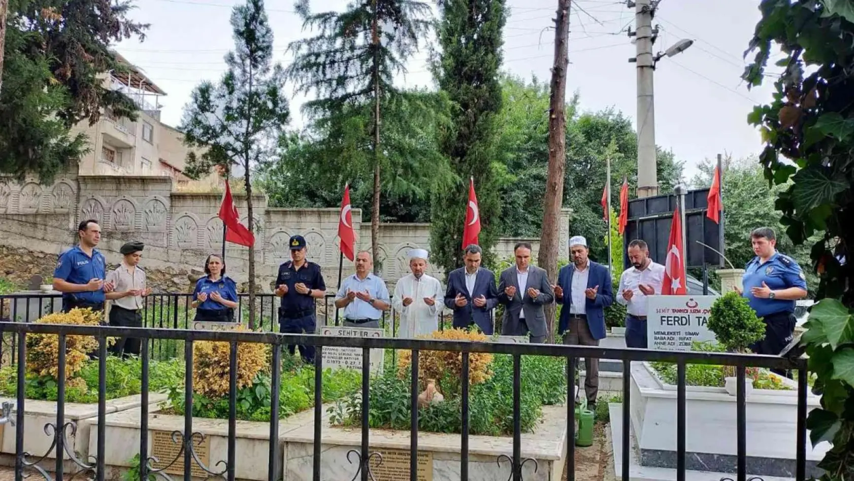 Simav'da şehit mezarları ve şehit aileleri ziyaret edildi