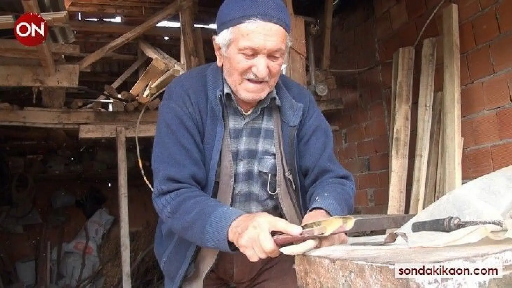 Sındırgı'da 56 yıldır tahta kaşık zanaatını yaşatıyor