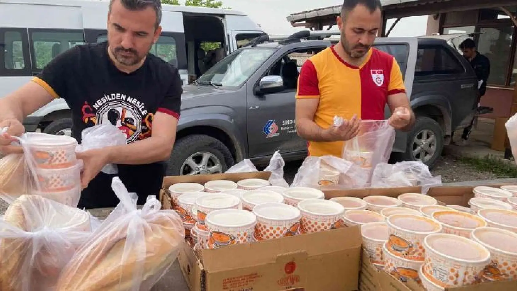 Sındırgılı Galatasaraylılardan kapı kapı iftar yemeği