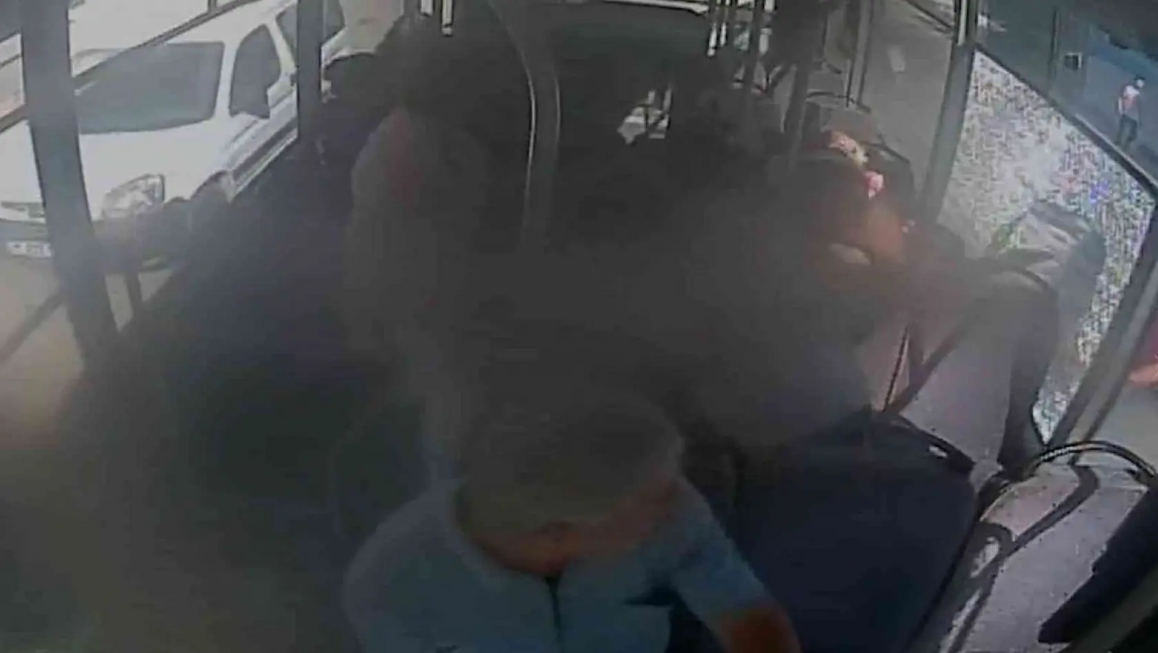 Şizofren hastası halk otobüsüne çapayla saldırı