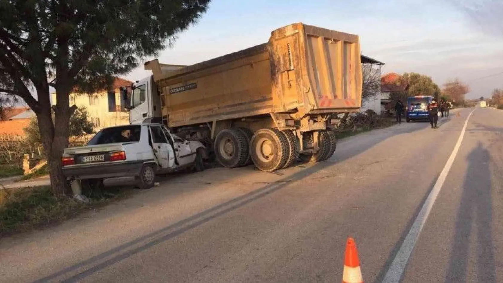 Sollamaya çalıştığı kamyona çarptı: 1 ölü
