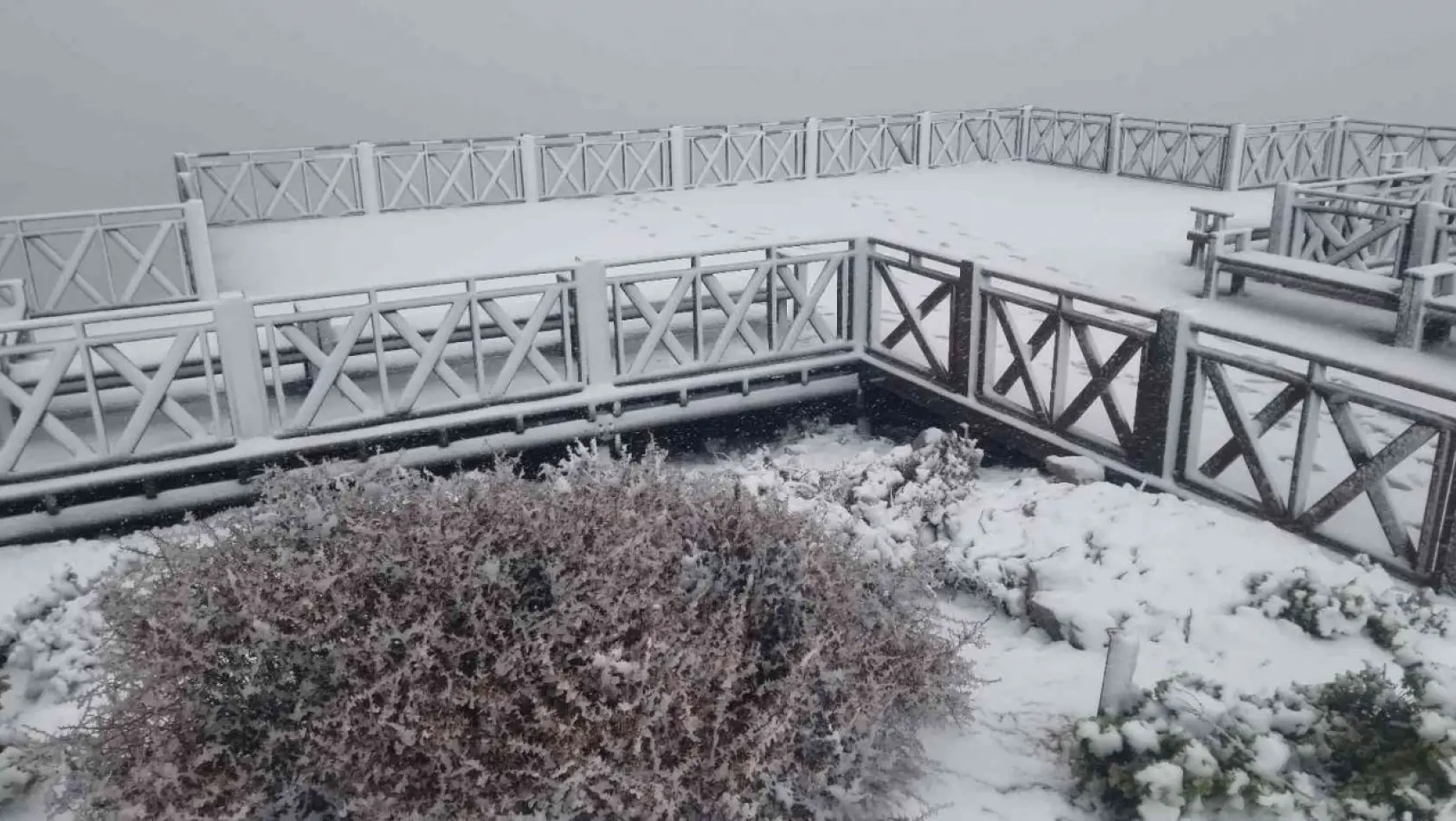 Spil Dağı Milli Parkı'na yılın ilk karı düştü