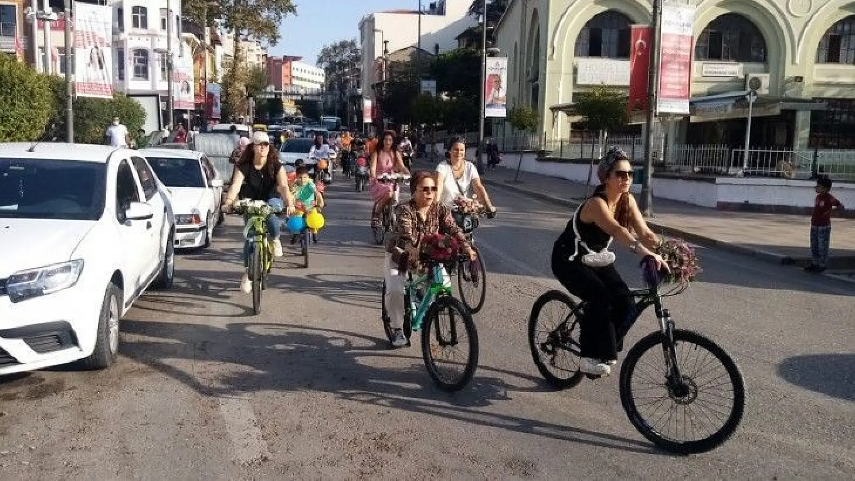 Süslü Kadınlar trafikte bisiklet farkındalığı için pedal çevirdi