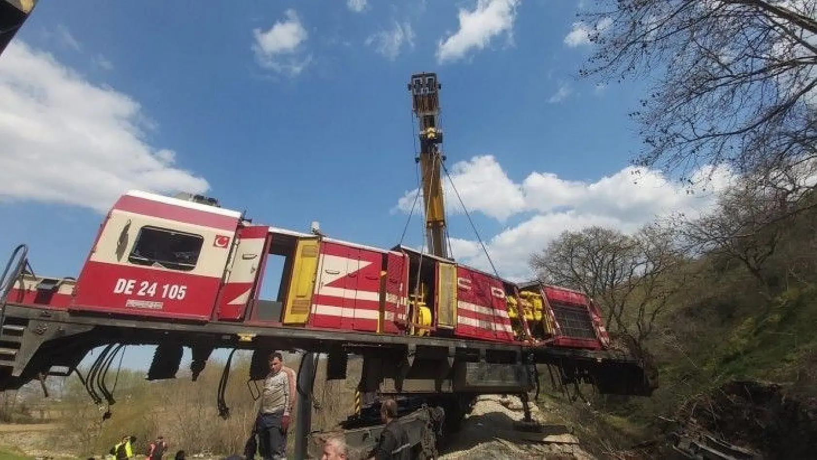 Susurluk'ta meydana gelen tren kazasında devrilen lokomotifler kaldırıldı