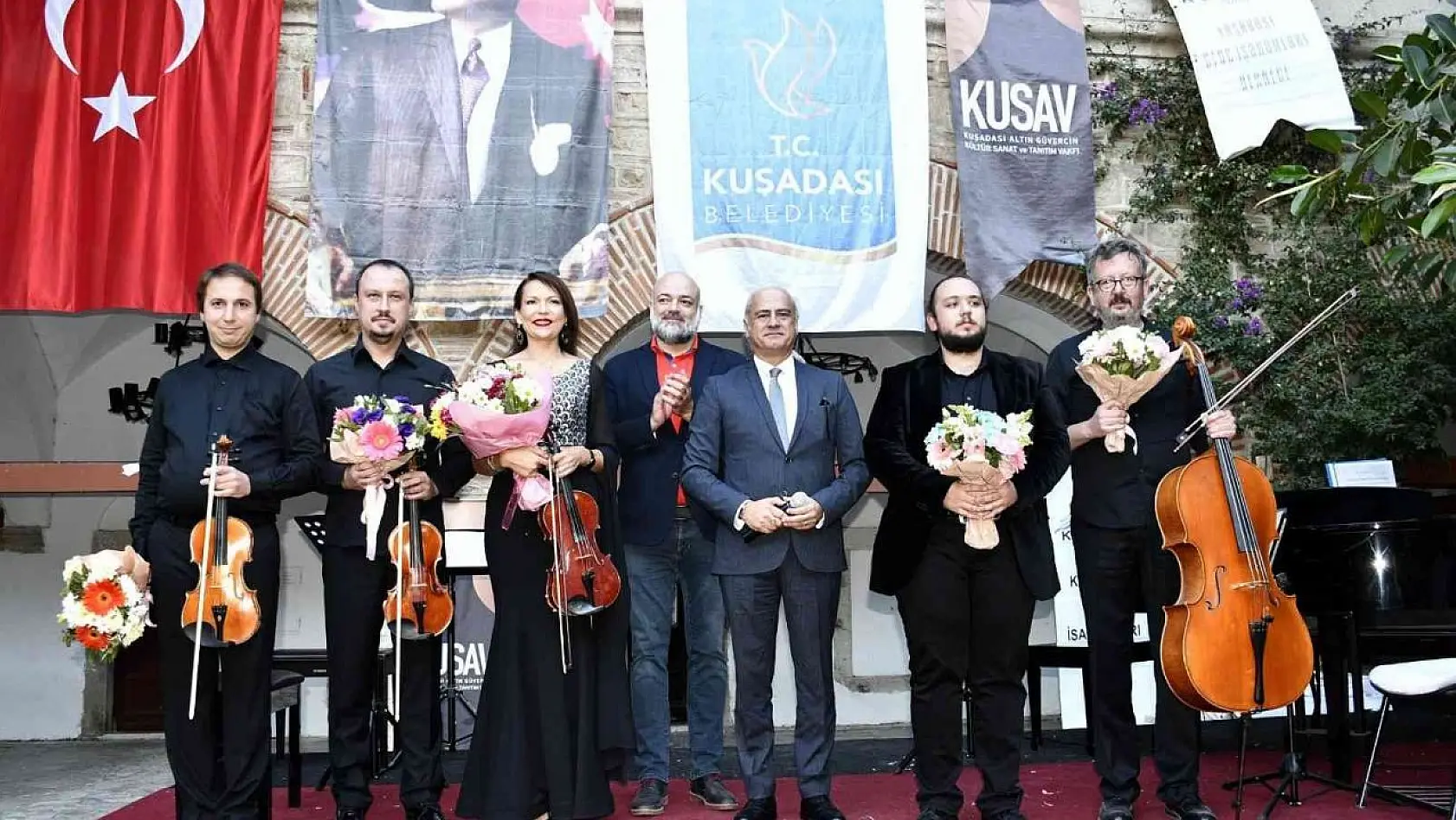 Tarihi Kervansaray'da Atatürk'ün sevdiği şarkılar yankılandı
