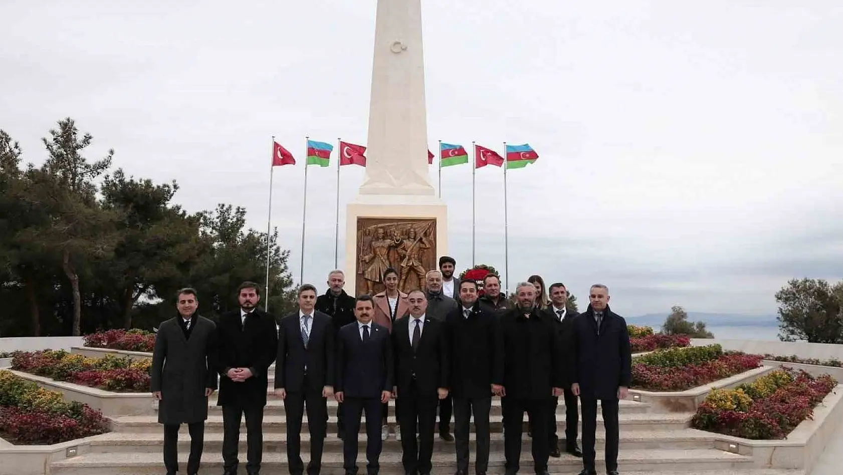 Tarihi Yarımada'da şehit olan Azerbaycan askerlerinin anısına yapılan Azerbaycan Anıtı açıldı