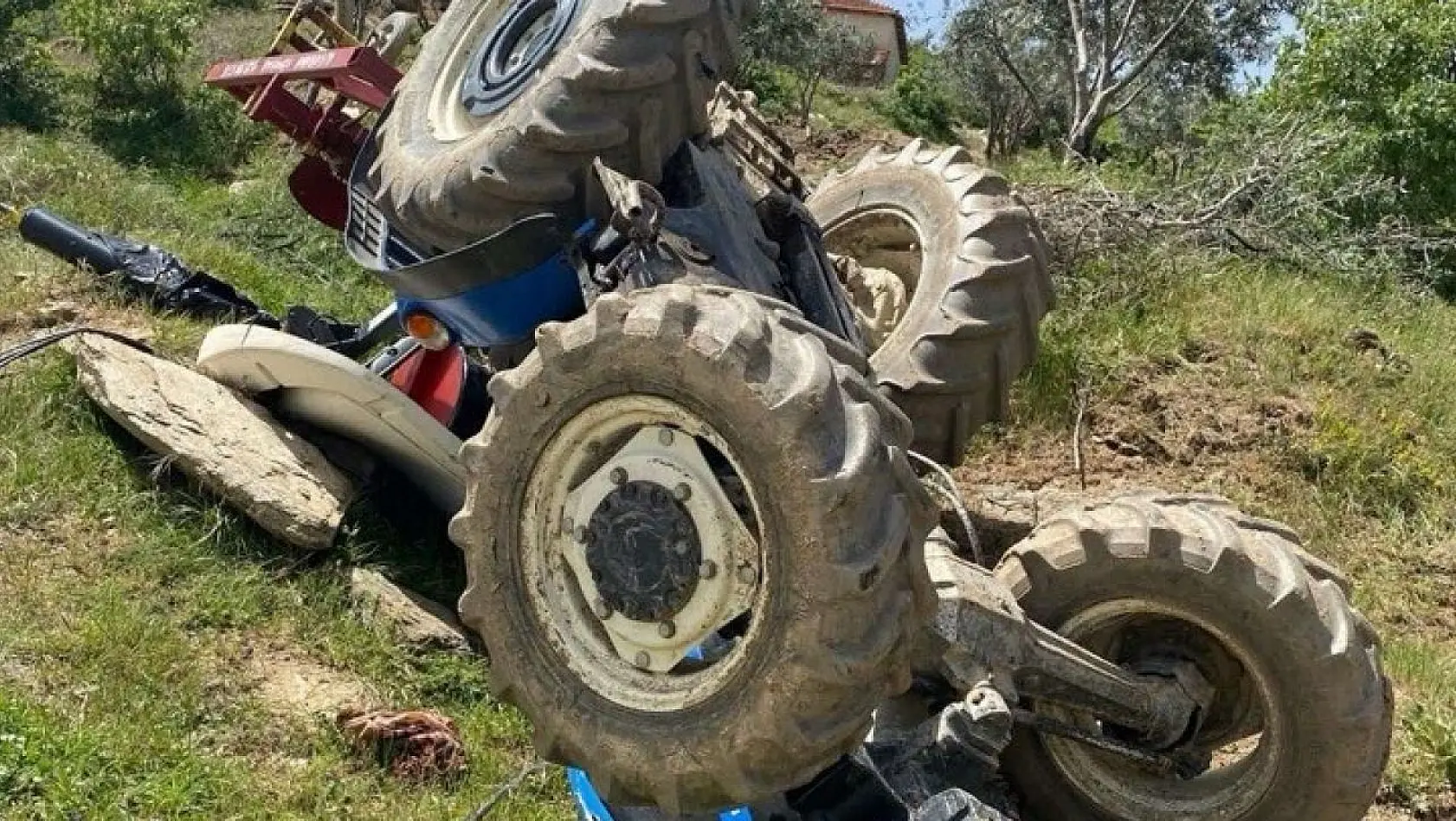 Tarlasını sürerken traktör devrildi, ölümden döndü