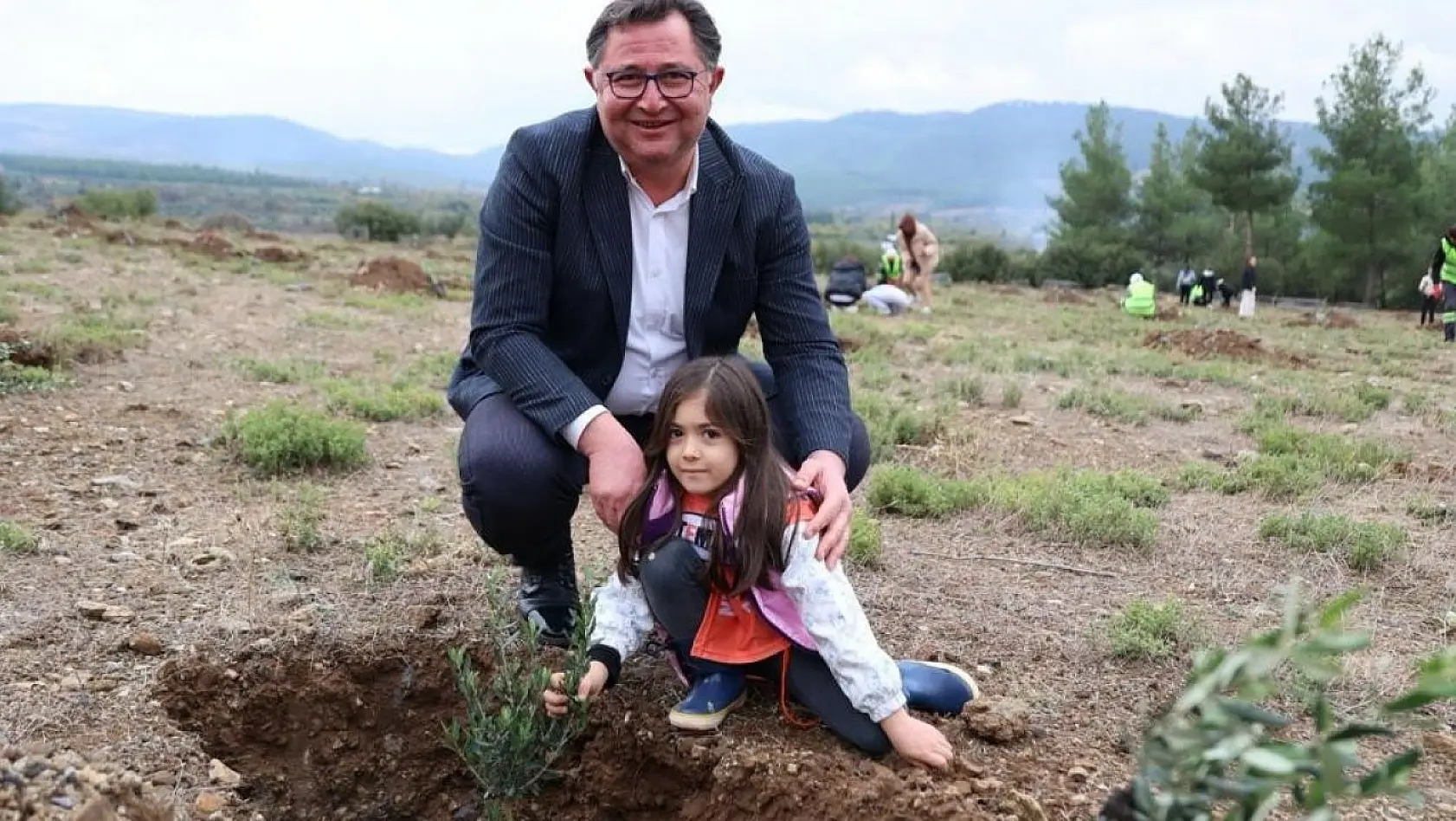 Tavas 100. Yıl Zeytinliğine ilk fidanı Başkan İnamlık dikti
