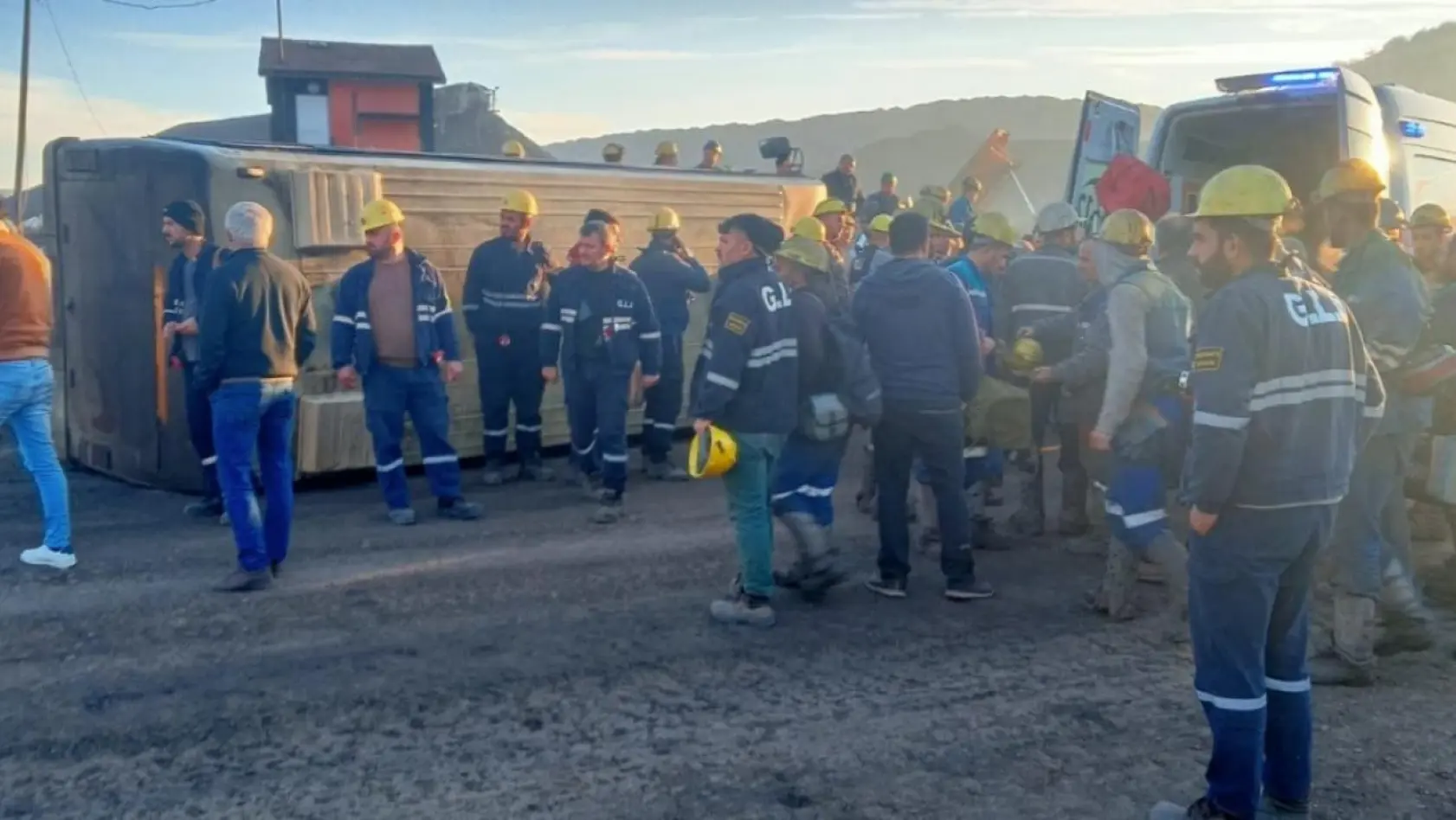 Tavşanlı'da kömür madeni işçilerini taşıyan servis devrildi: 11 yaralı