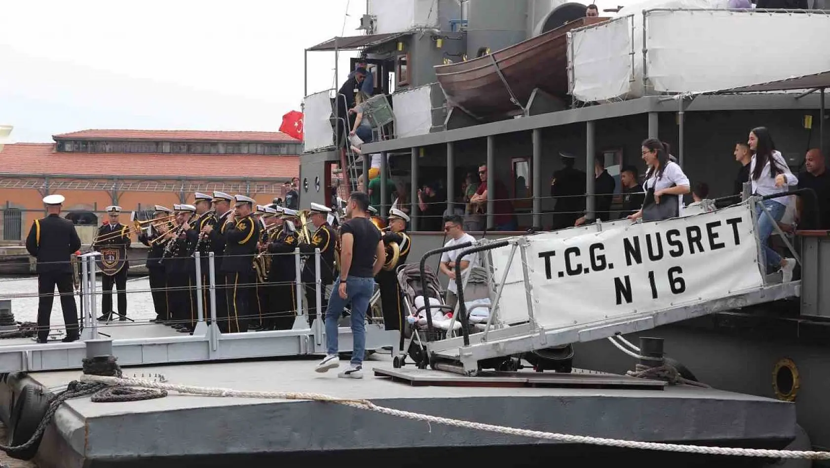 TCG Nusret Müze Gemisi, İzmir'de ziyarete açıldı