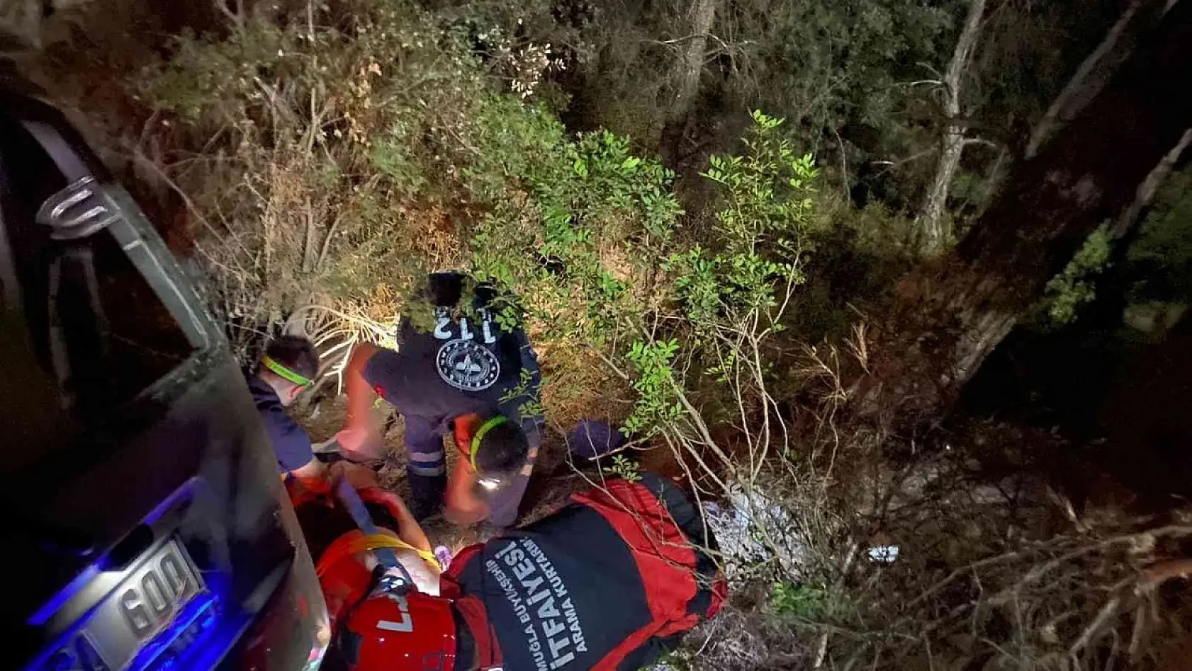 Ticari araç 20 metrelik uçuruma uçtu: 2 Yaralı