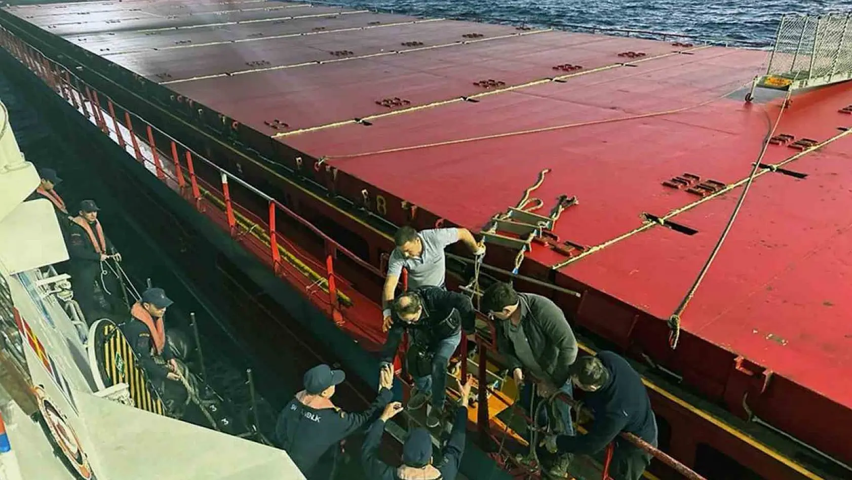 Ticari gemide rahatsızlanan vatandaşa tıbbi tahliye