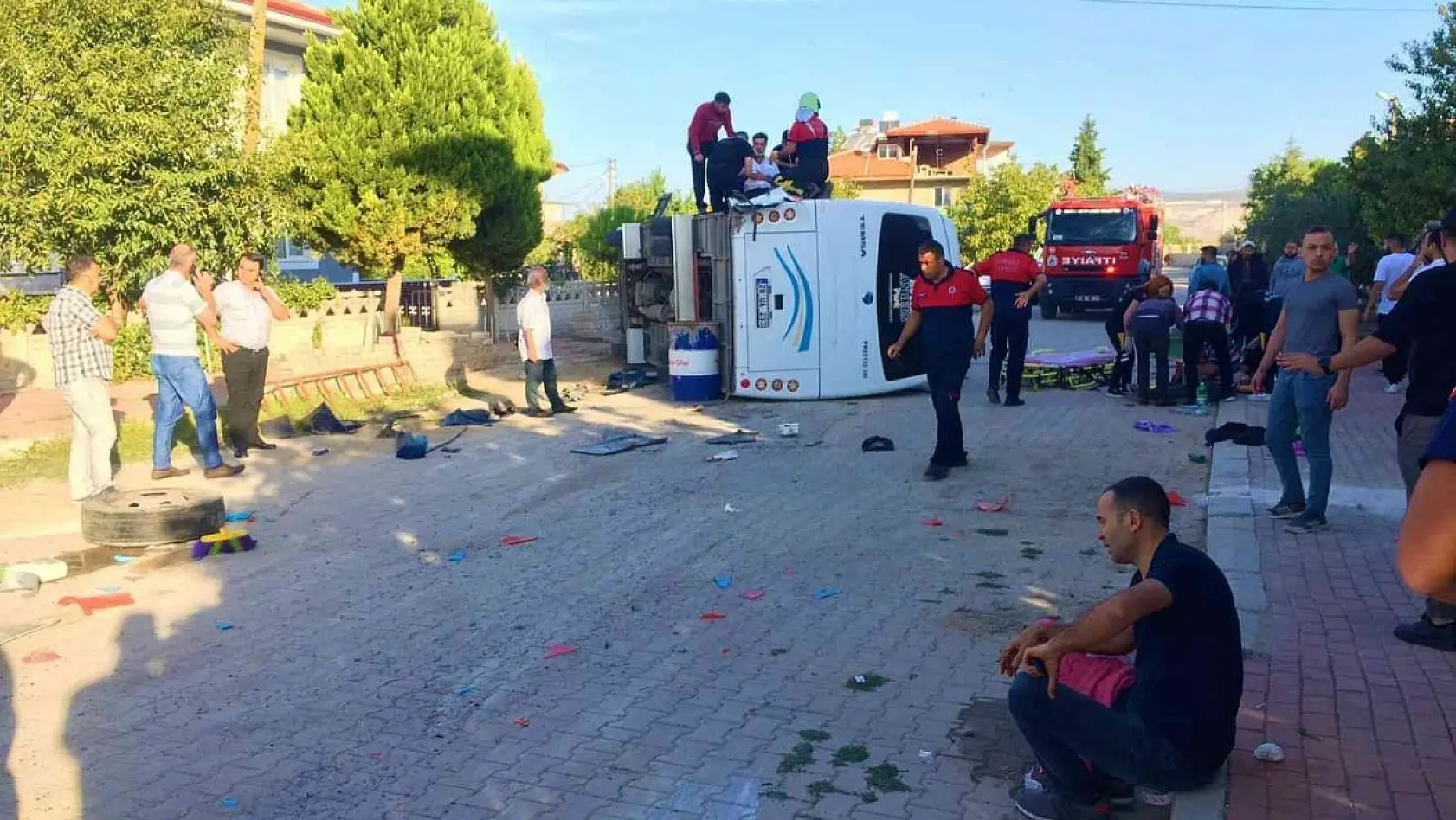 Tır kontrolsüz kavşakta işçi servisine çarptı: 2'si ağır 17 kişi yaralandı