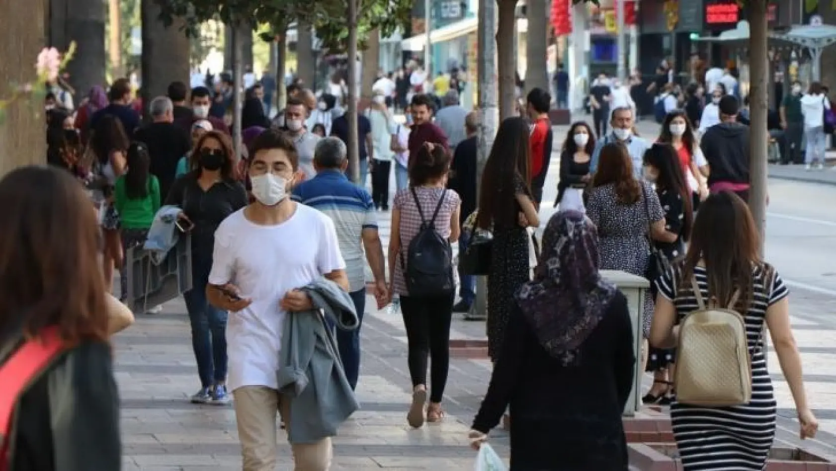 Toplu taşıma araçları ile sağlık kuruluşlarında maske zorunluluğu devam edecek