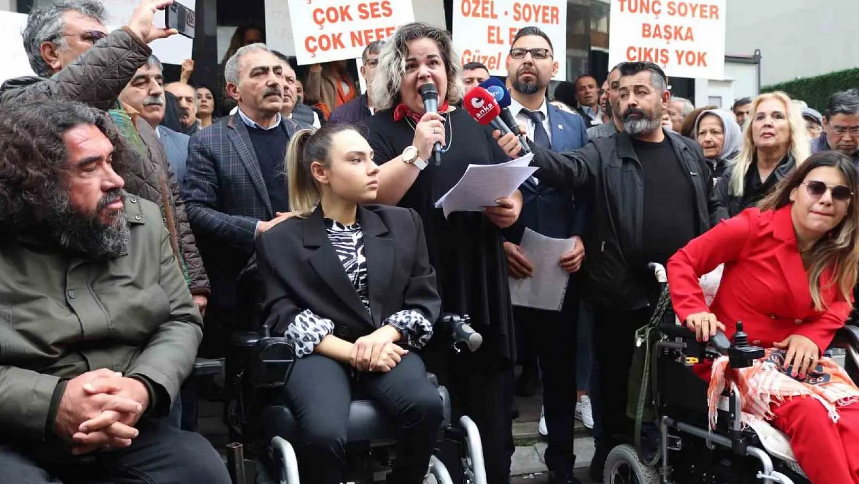 Tunç Soyer destekçilerinden CHP İzmir İl Başkanlığı önünde protesto